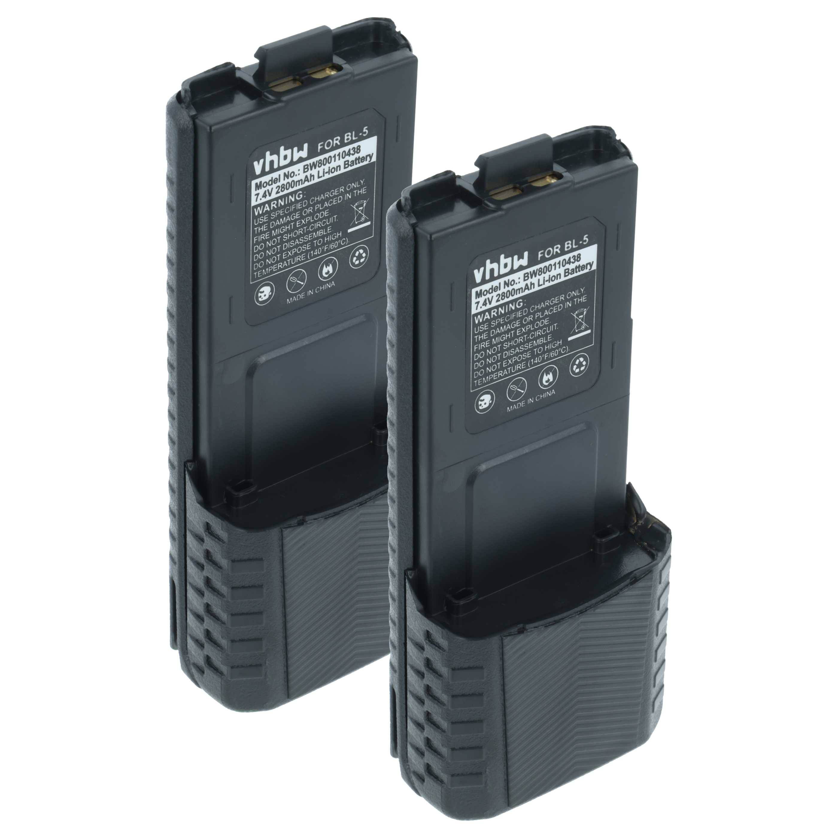 Zwei schwarze VHBW-Markenbatterien stehen aufrecht und zeigen Sicherheitssymbole und Modellnummern auf ihren Etiketten.