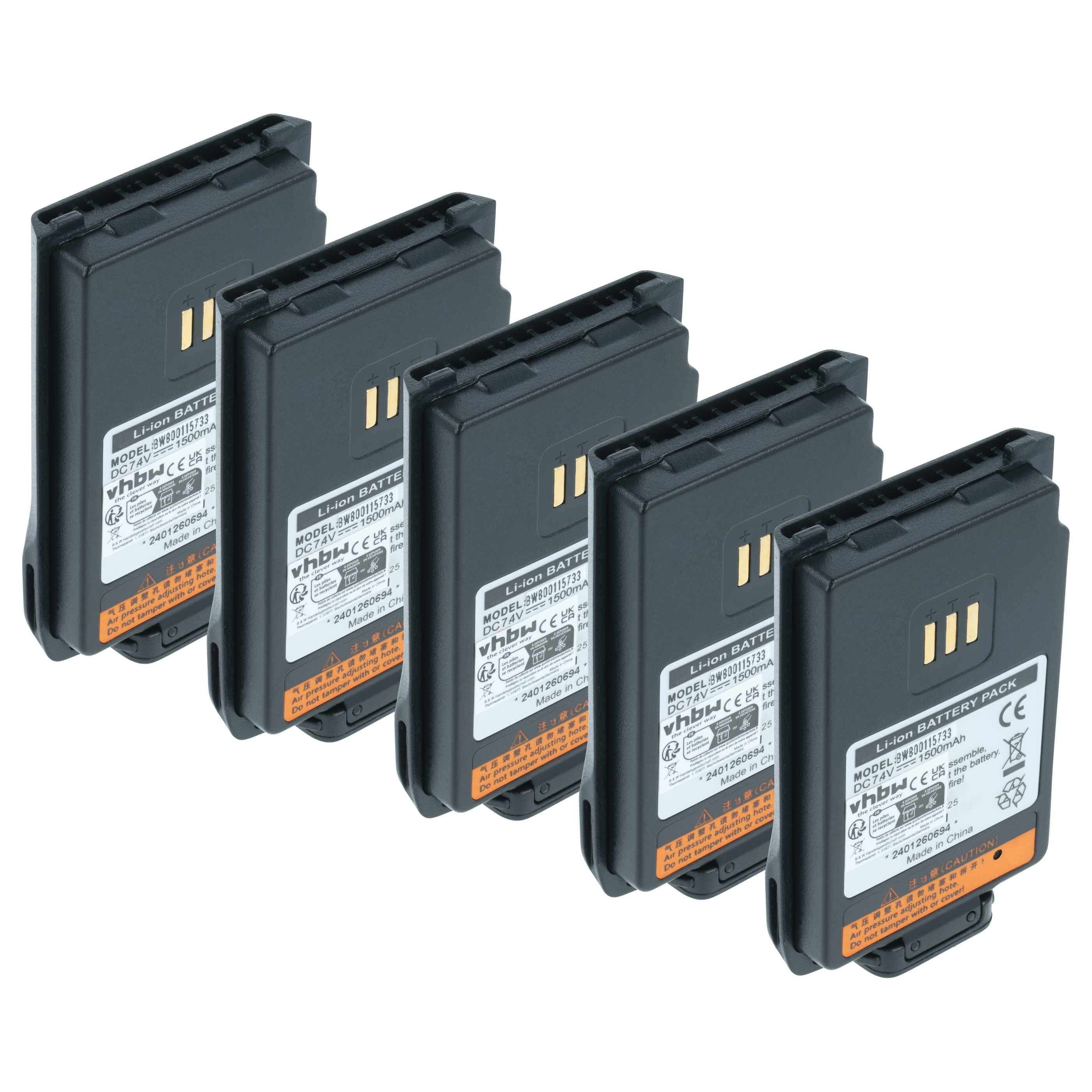 Fünf schwarze wiederaufladbare Batterien sind nebeneinander aufgereiht, jede mit metallischen Kontakten oben und Etiketten, die technische Spezifikationen zeigen.