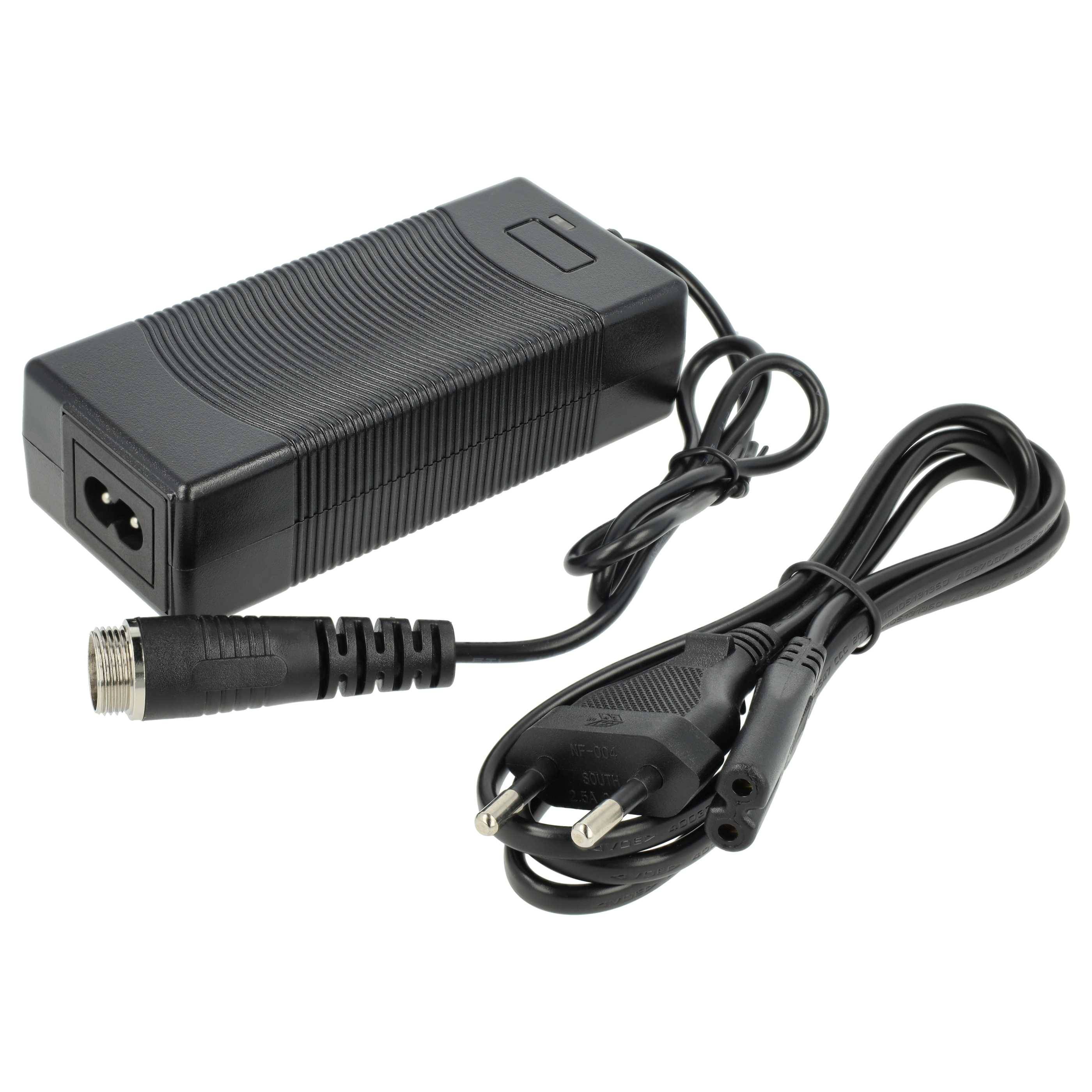 Schwarzer Wechselstromadapter mit angebrachtem Kabel, DC-Stecker und zweipoliger Stecker auf weißem Hintergrund.