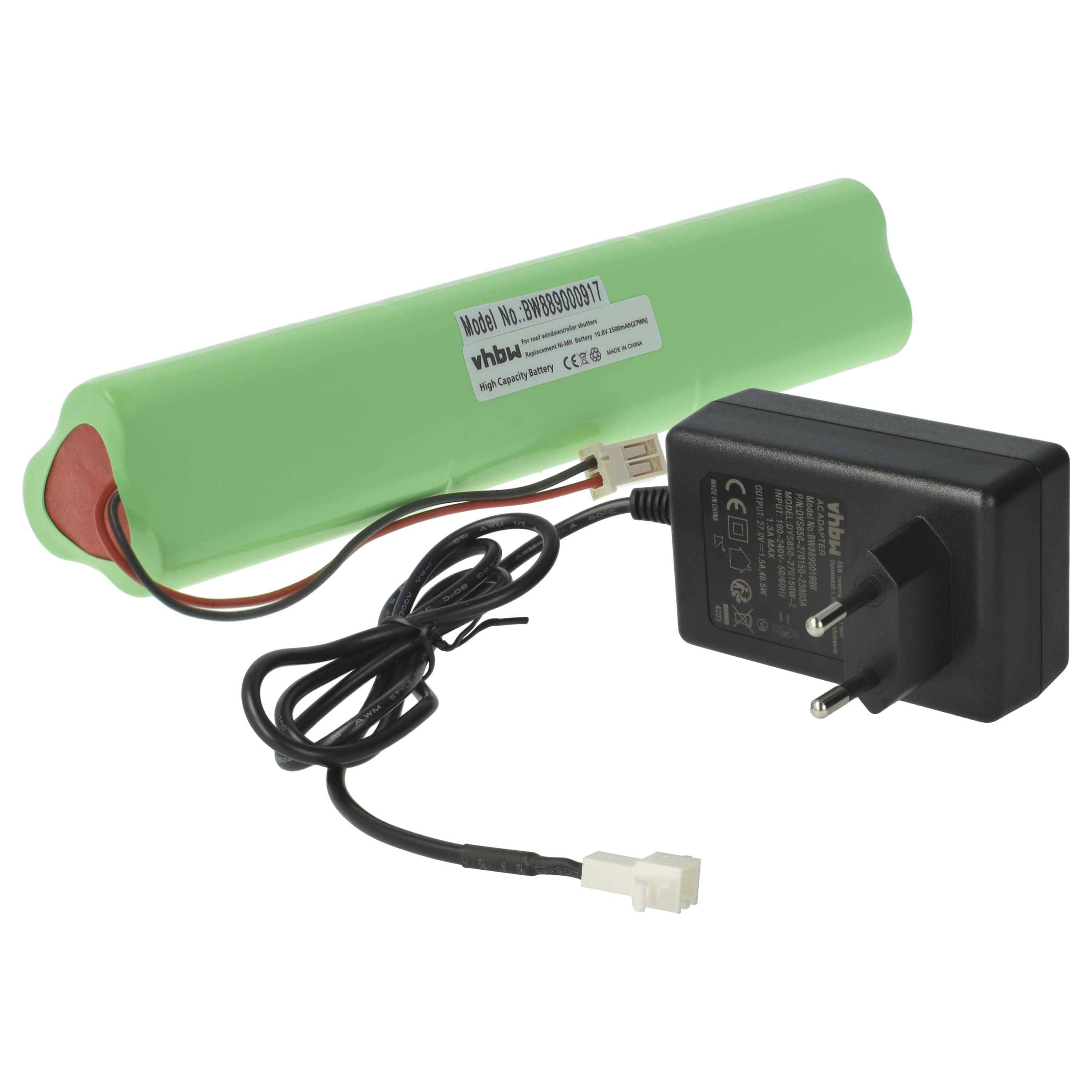 Ein grüner zylindrischer Akkupack mit angeschlossenem Kabel neben einem schwarzen Netzadapter mit Stecker.