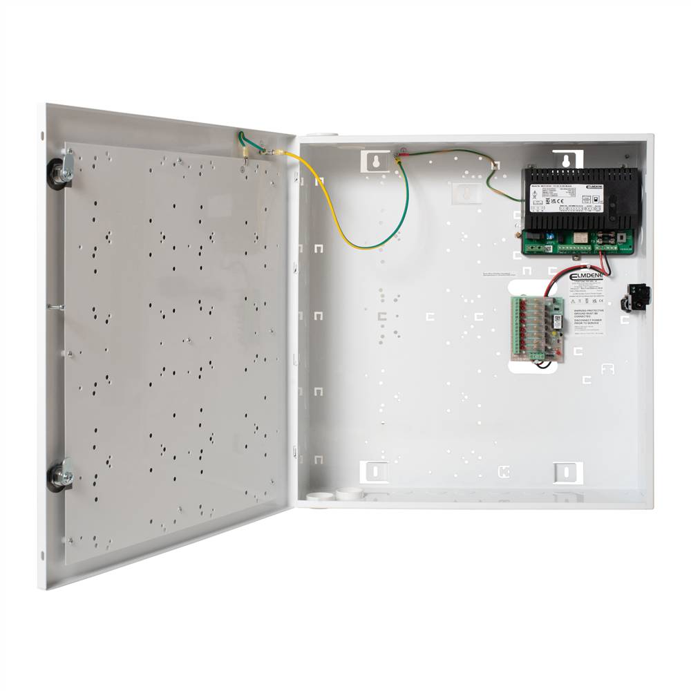 Offenes Metall-Elektrikschaltschrank mit Verdrahtung und Schaltmodulen im Inneren, Tür aufgeschwungen, um interne Komponenten zu zeigen.