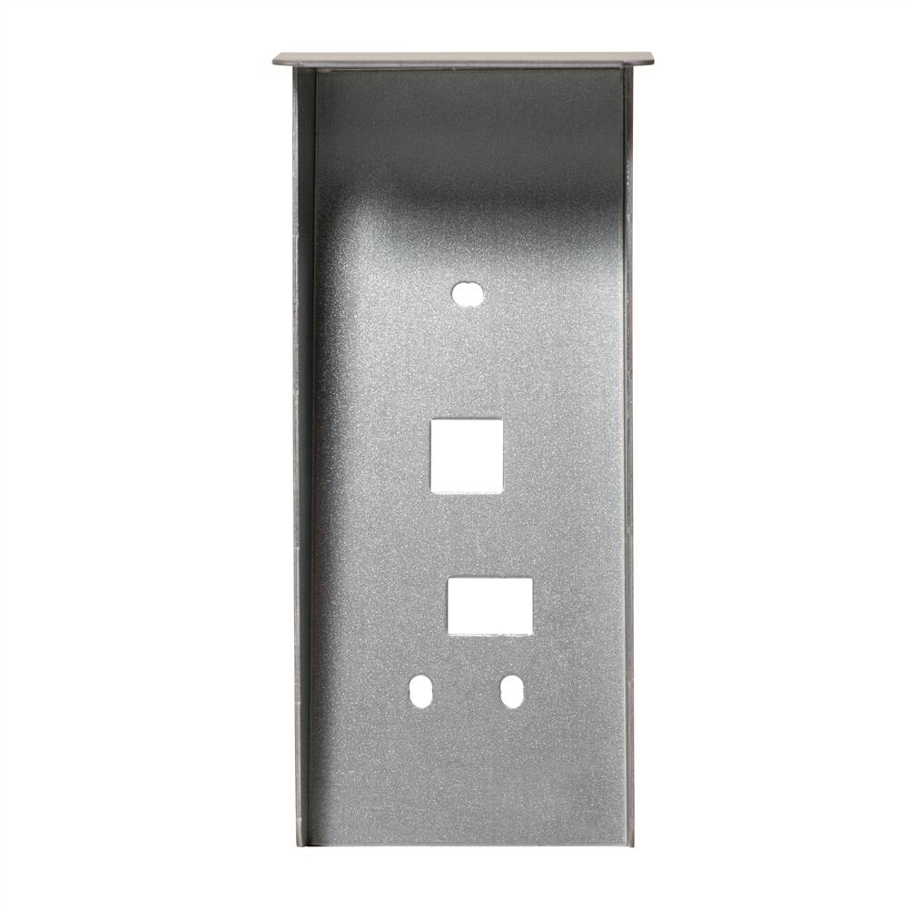 Graue Metallwandplatte mit einer oberen Lippe und mehreren Aussparungen: ein rundes Loch, eine quadratische Öffnung, eine rechteckige Öffnung und zwei kleine ovale Löcher.