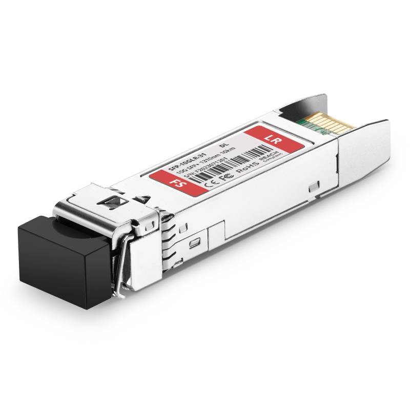 Faseroptisches Transceiver-Modul mit einer schwarzen Staubschutzkappe am Steckerende und Beschriftungen auf der Oberseite, dargestellt auf weißem Hintergrund.