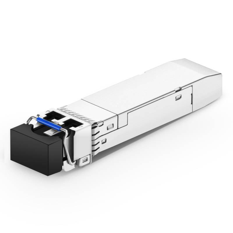 Kleines silbernes elektronisches Modul mit schwarzem Stecker und blauem Clip, isoliert auf weißem Hintergrund dargestellt.