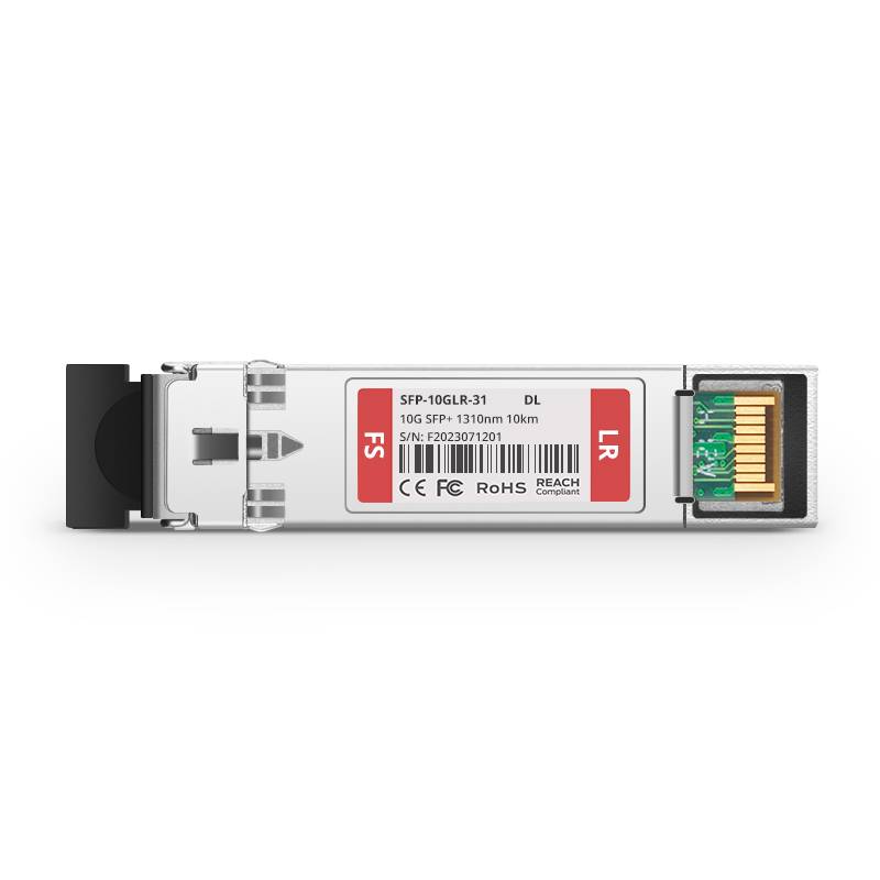 Ein Faseroptik-SFP+-Transceiver-Modul mit metallischem Gehäuse, Etikett und vergoldeten Steckerkontakten, dargestellt auf weißem Hintergrund.