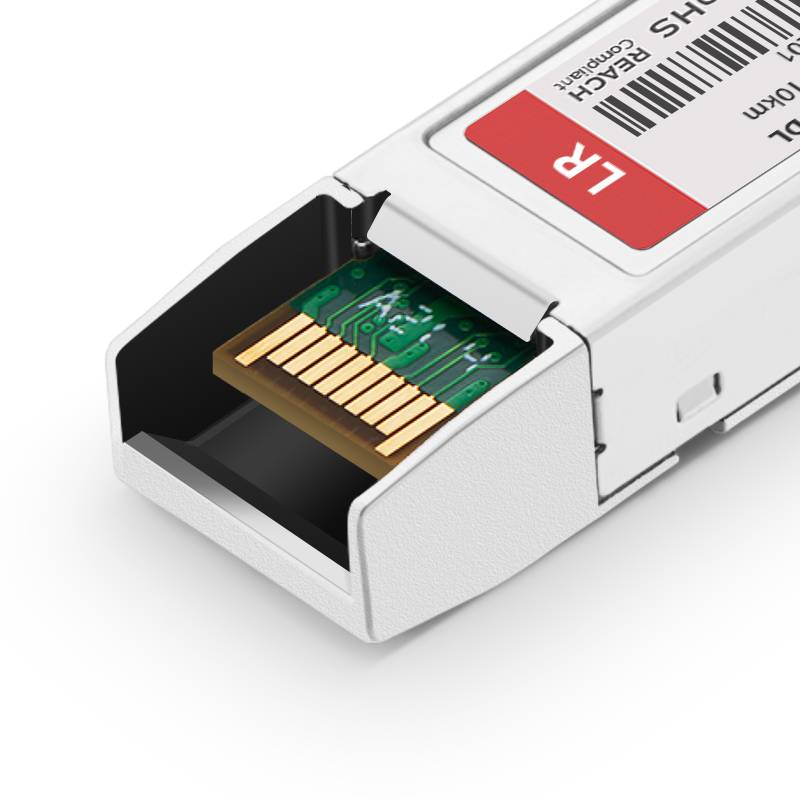 Nahaufnahme eines Glasfaser-SFP-Transceiver-Moduls mit freiliegenden vergoldeten Steckerkontakten und rotem "LR""-Etikett.