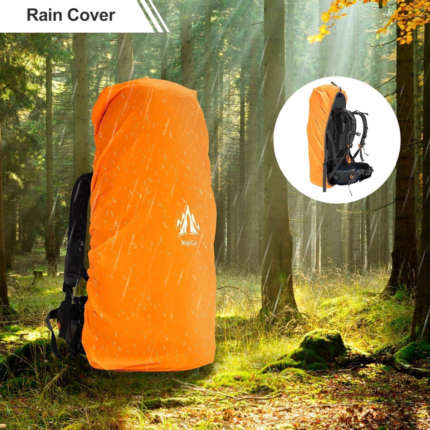 Eine orangefarbene Regenhülle für einen Wanderrucksack, die in einer Waldlandschaft präsentiert wird. Die Einblendung zeigt, wie die Regenhülle den Rucksack umschließt.