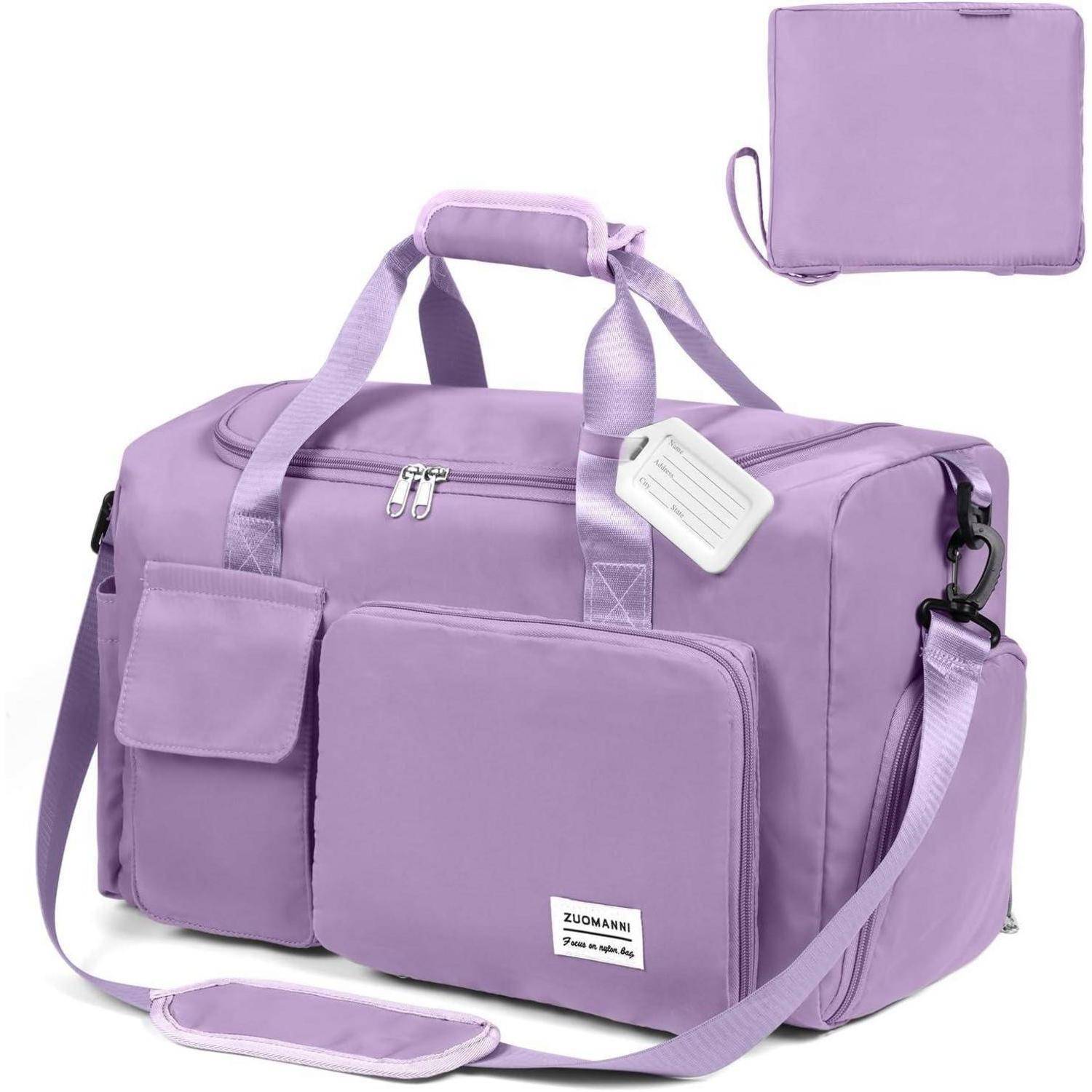 Eine große Lavendel-Reisetasche mit mehreren Taschen, Griffen und einem abnehmbaren Schultergurt. Daneben ist eine kleinere passende Tasche zu sehen.