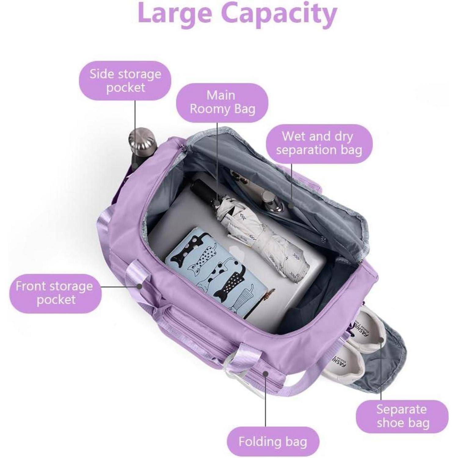 Reisetasche mit großem Volumen in Lavendel, geöffnet, um die verschiedenen Fächer zu zeigen: seitliche Aufbewahrung, Vordertasche, geräumiger Hauptbereich, Nassfach und Trockenfach, faltbare Tasche, separate Schuhfach.