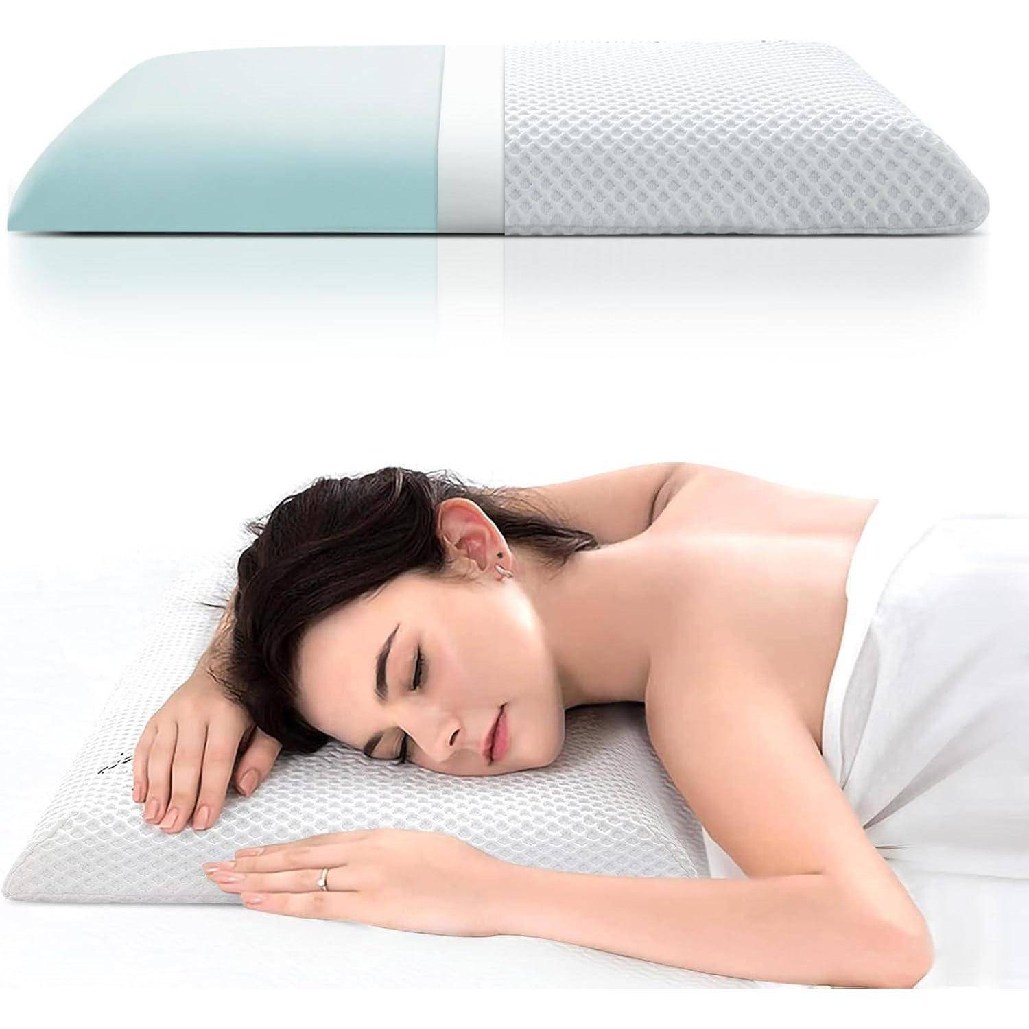 Eine Frau schläft bequem auf einem weißen, strukturierten Kissen mit einem hellblauen Abschnitt, was das ergonomische Design des Kissens veranschaulicht.