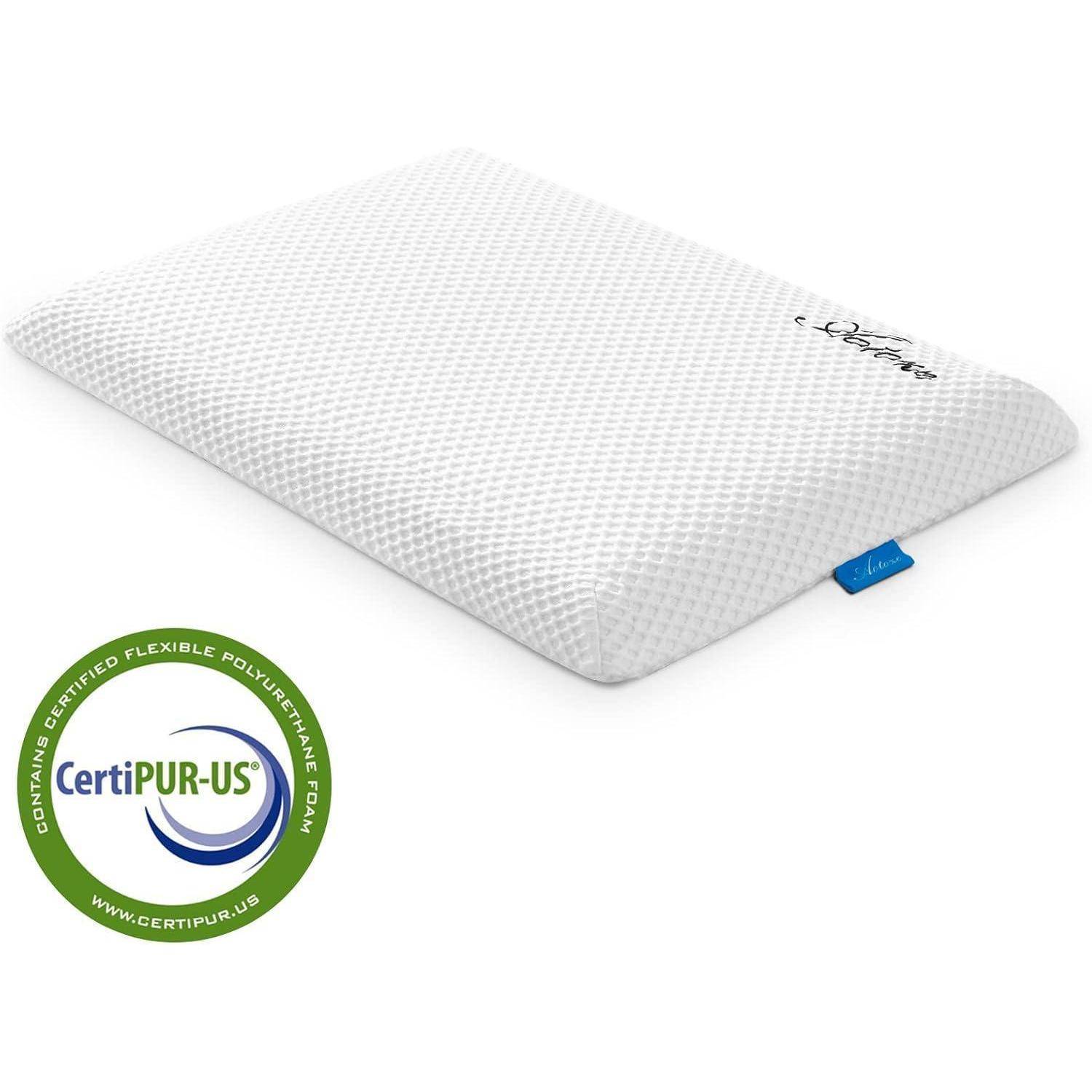 Ein weißes CertiPUR-US zertifiziertes Memory-Schaum-Kissen mit einem strukturierten Bezug, das das CertiPUR-US-Logo zur Kennzeichnung von Qualität und Sicherheit trägt.