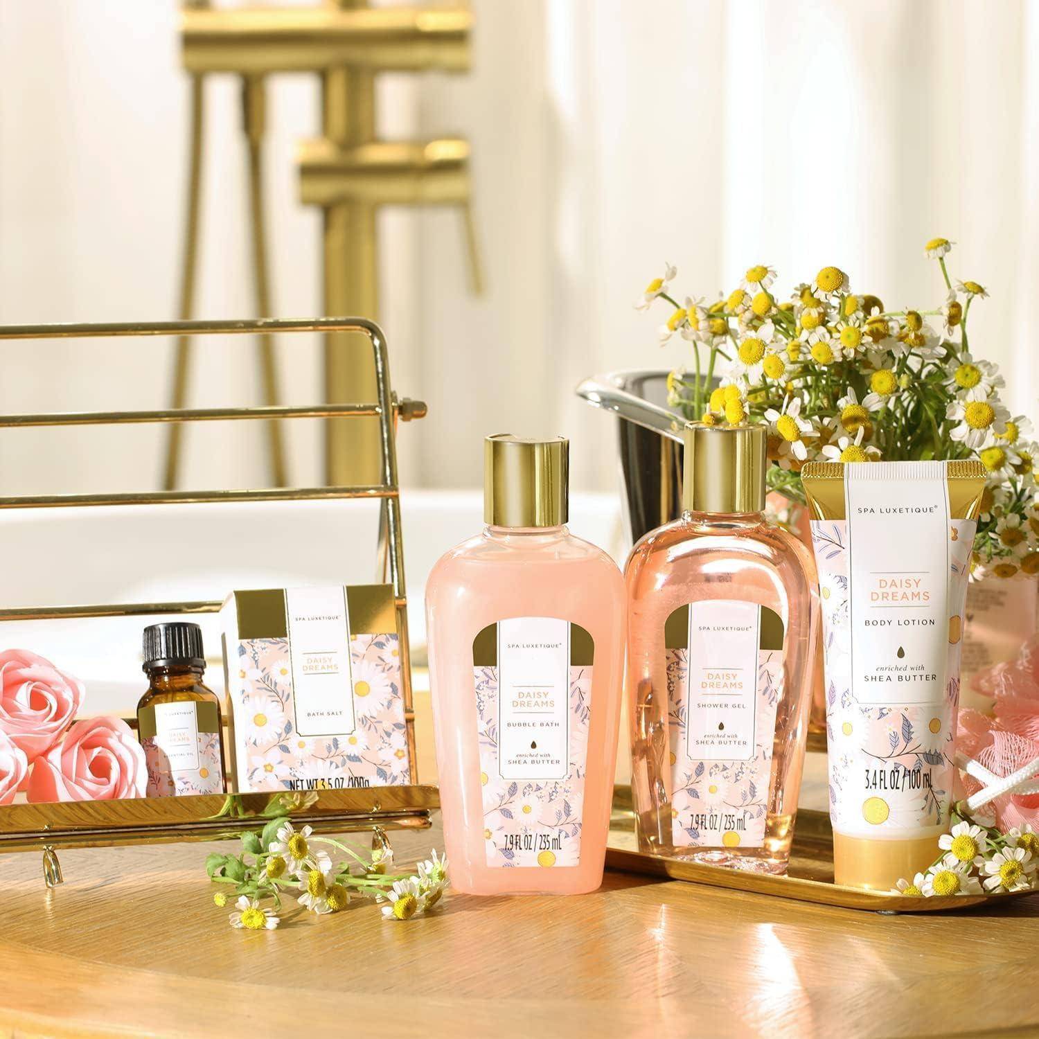 Eine Sammlung von Badeprodukten, einschließlich Bodylotion, Duschgel und ätherischem Öl, die auf einer Holzoberfläche mit Blumen angeordnet sind.