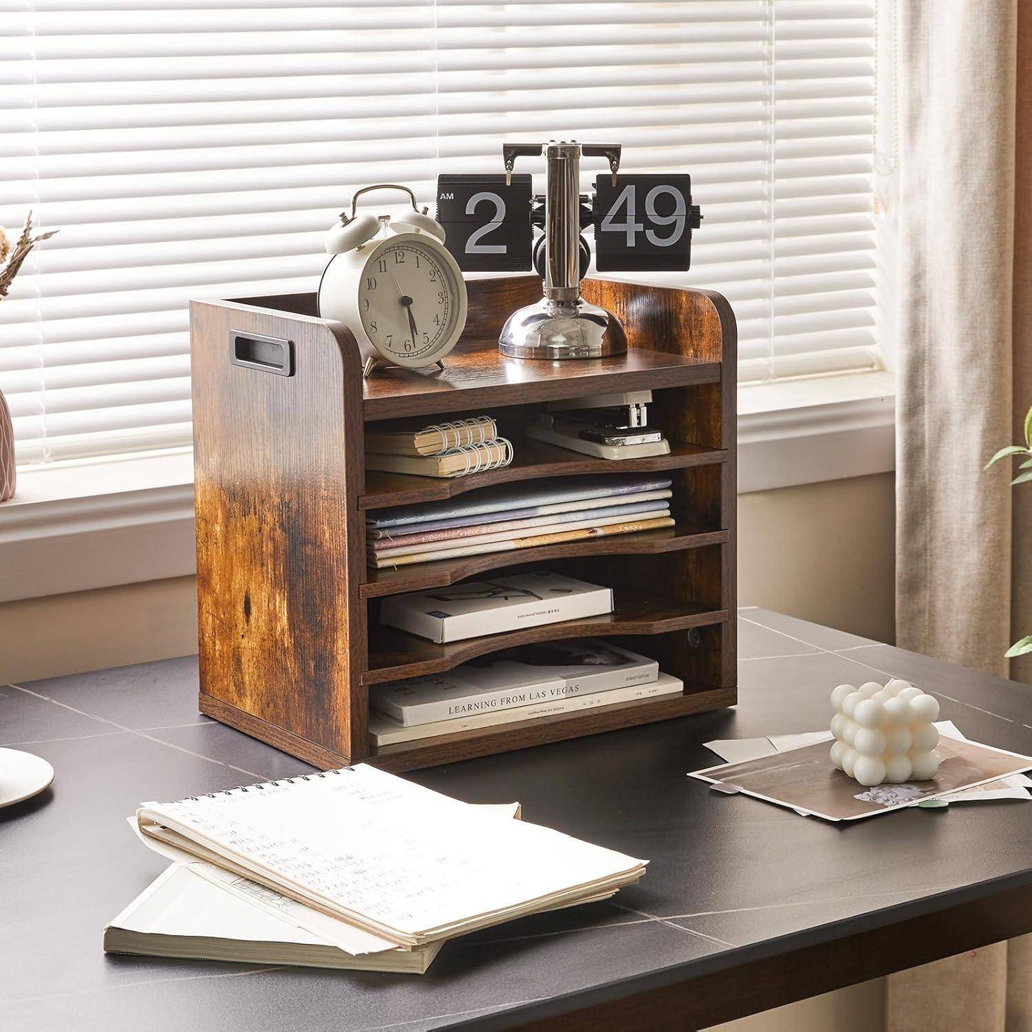 Holz-Schreibtischorganizer mit Uhr, die '2:49' anzeigt. Enthält Papier, Stifte und Bücher. Befindet sich auf einem Schreibtisch in der Nähe eines Fensters mit Jalousien.