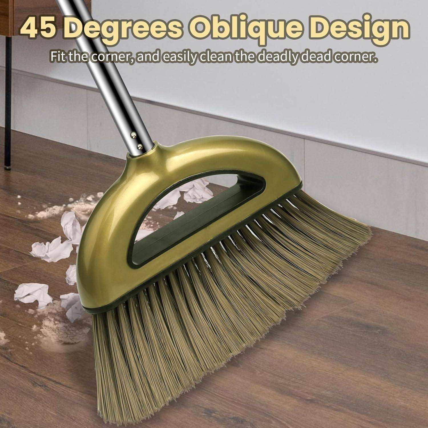 Der Besen im Design von '45 Grad Schräge' wischt Staub effizient in die Ecke auf einem Holzboden und unterstreicht dabei seine Fähigkeit, Kanten zu reinigen.