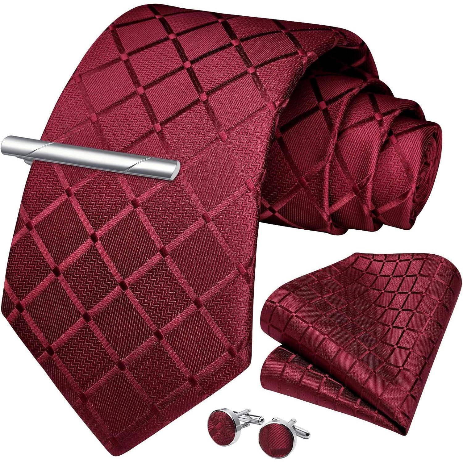Ein rotes, kariertes Krawatten-Set mit passendem Einstecktuch, Manschettenknöpfen und einem silbernen Krawattenhalter, geeignet für formelle Anlässe.