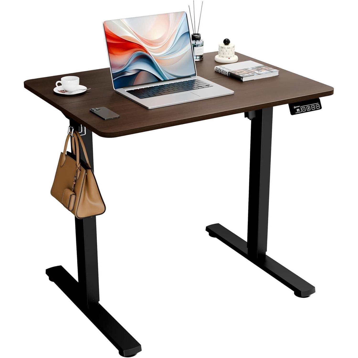Ein moderner Stehschreibtisch mit einem Laptop, auf dessen Bildschirm bunte Inhalte zu sehen sind, eine Tasse Kaffee und ein Organizer. Eine Handtasche hängt seitlich daran.