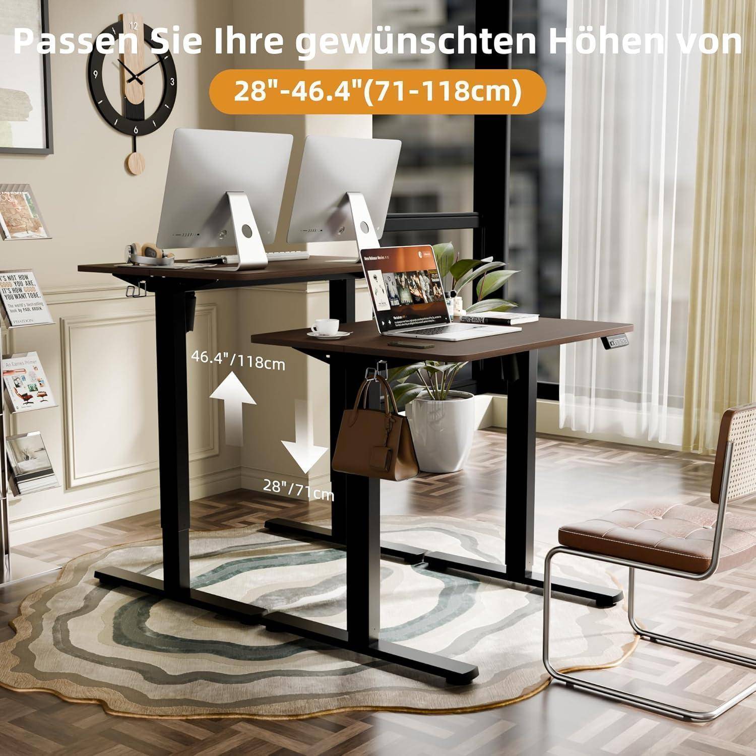 Ein Büro mit zwei verstellbaren Stehschreibtischen. Ein Schreibtisch ist auf 118 cm erhöht mit einem Computer, und der andere auf 71 cm. Der Raum hat Einrichtung und Sitzgelegenheiten.