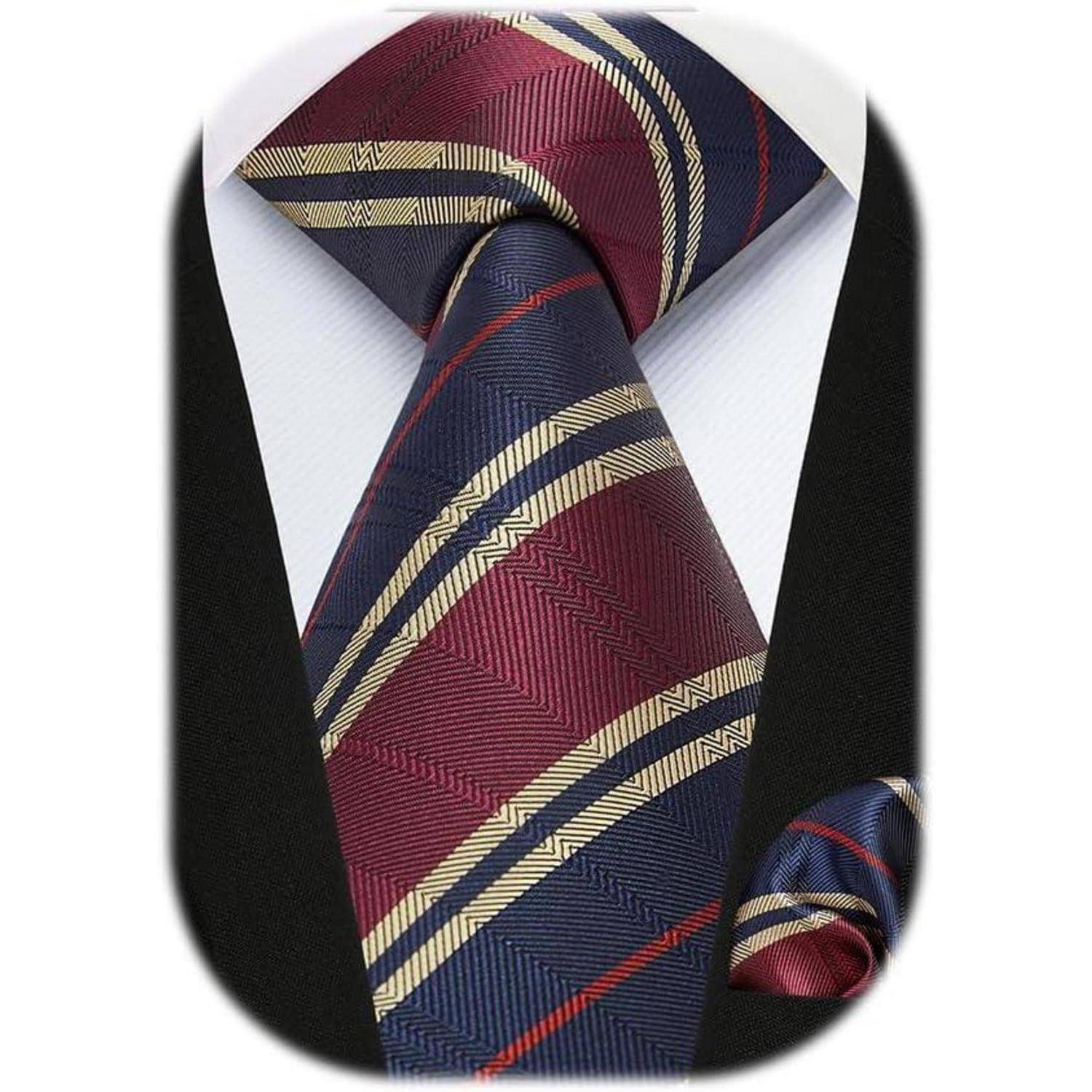 Eine Krawatte mit diagonalen Streifen in Rot, Marineblau und Gold, getragen zu einem schwarzen Anzug und weißem Hemd, die einen formellen und eleganten Look kreieren.