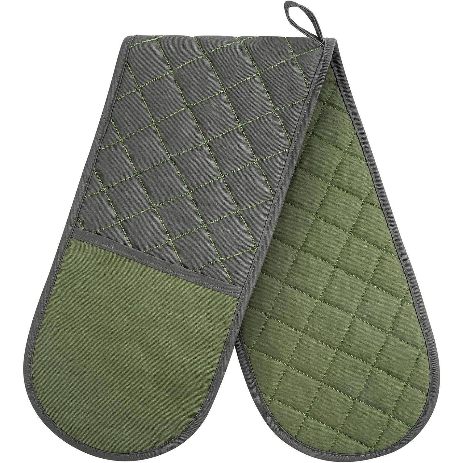 Gesteppter, beidseitiger Ofenhandschuh in Grün und Grau mit Rautensteppung für Hitzeschutz bei Kochaufgaben.
