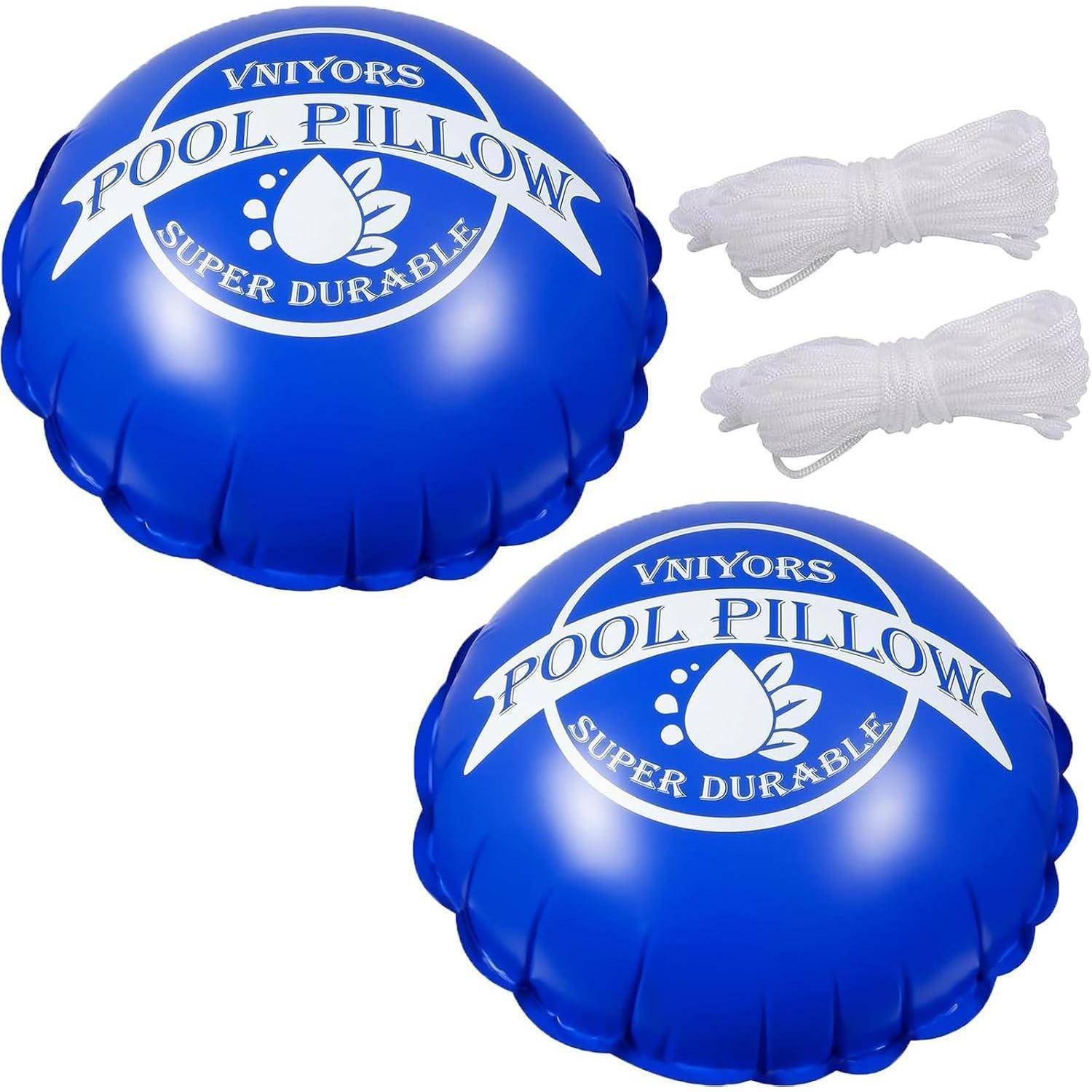 Zwei blaue aufblasbare Poolkissen mit der Beschriftung 'Vniyors Super Durable' mit weißen Seilen daneben, die für den Poolschutz konzipiert sind.