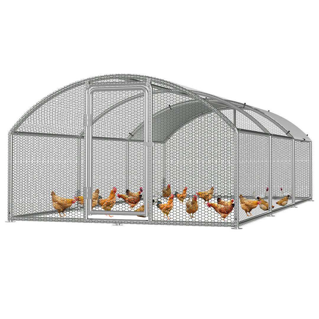 Ein großer Hühnerstall im Freien mit Metallrahmen beherbergt mehrere Hühner. Die Konstruktion weist ein gekurvtes, geschlossenes Design mit Maschendrahtseitenwänden auf.