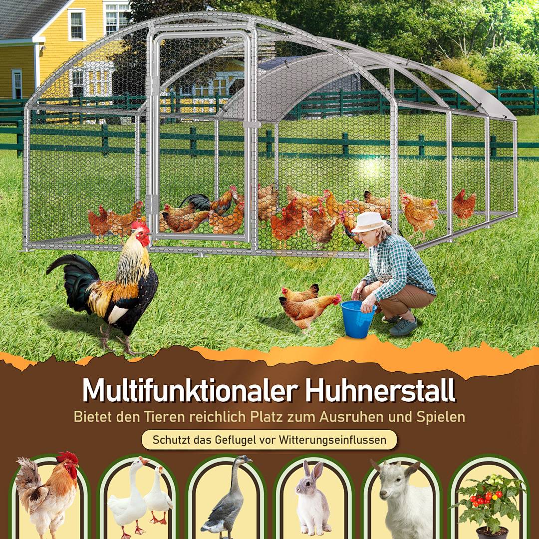Ein Mann füttert Hühner in der Nähe eines multifunktionalen Hühnerstalls, der auf einer Wiese steht, mit einem Haus und Bäumen im Hintergrund. Der deutsche Text unten bewirbt die Vorteile des Stalls.