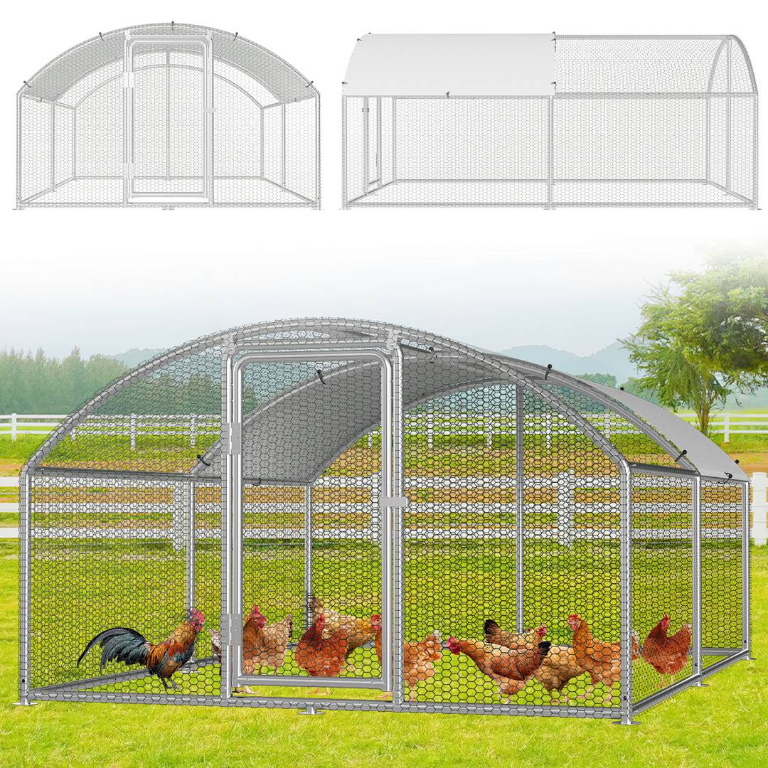 Mobiler Hühnerstall mit Metallrahmen und Maschendraht, in dem mehrere Hühner untergebracht sind. Grünes Gras und ein Baum im Hintergrund.