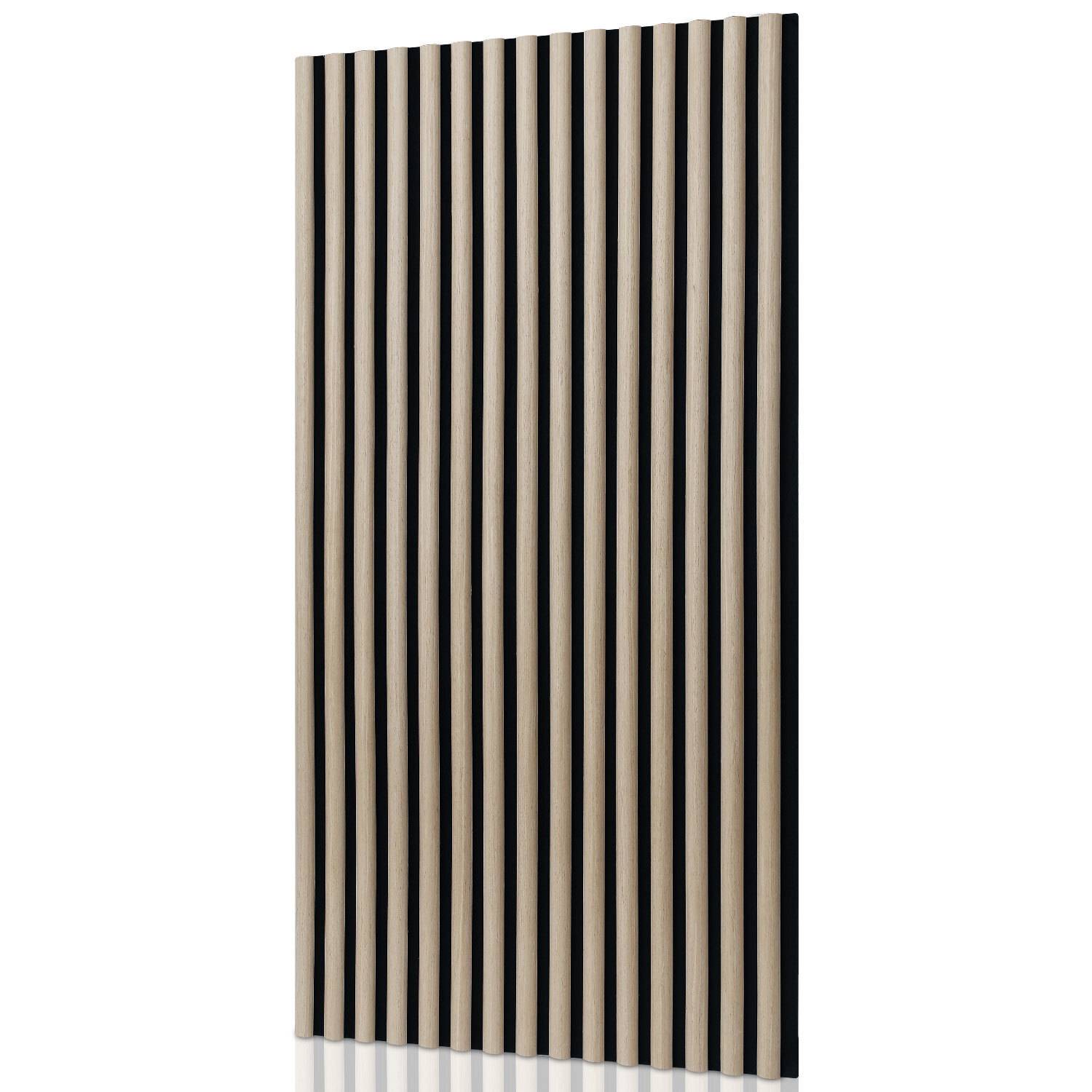 Ein rechteckiges Panel mit abwechselnden vertikalen schwarzen und Holzstreifen, das ein modernes, minimalistisches Design kreiert.