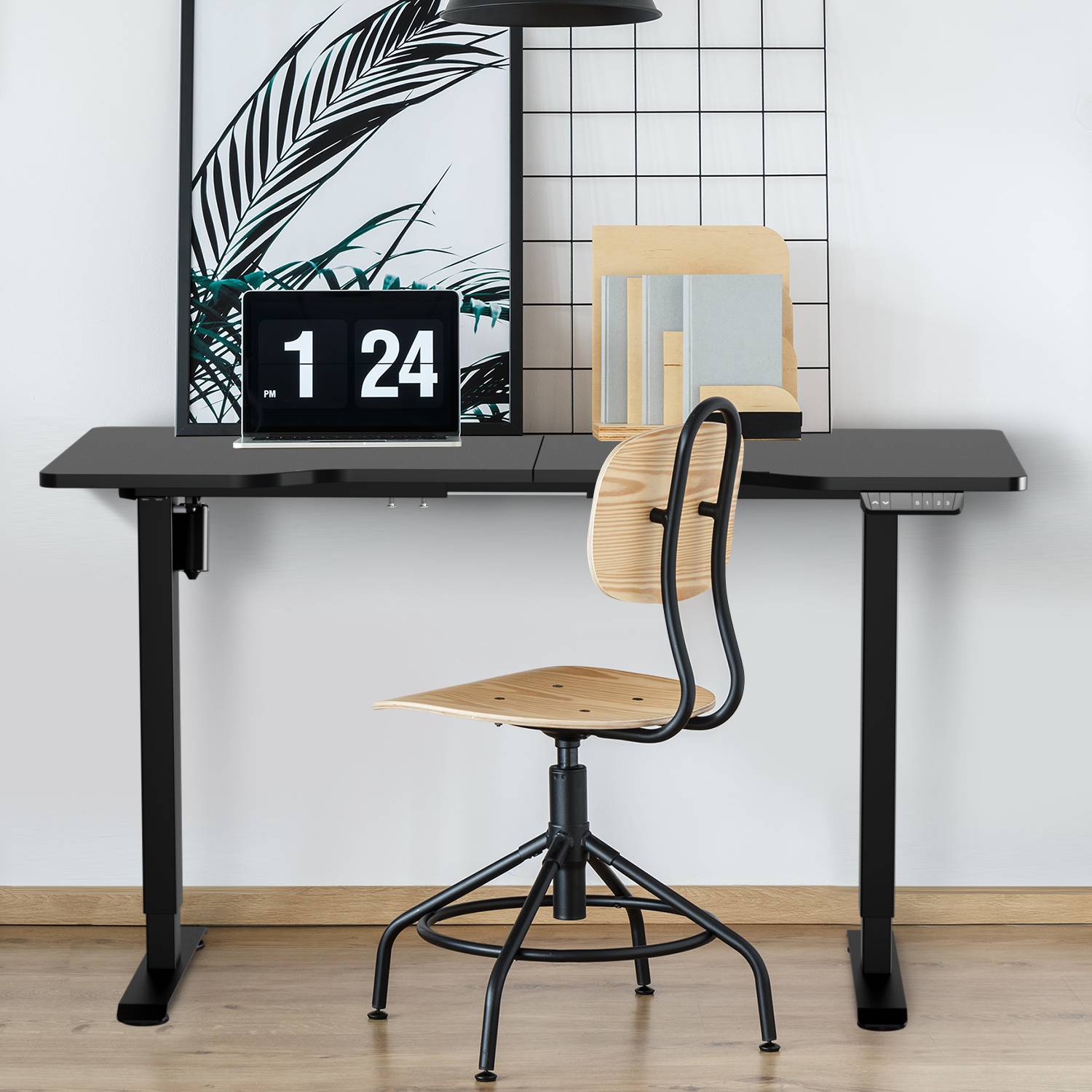 Modernes Stehpult-Setup mit einem Holzstuhl, einer digitalen Flip-Uhr, die „1:24