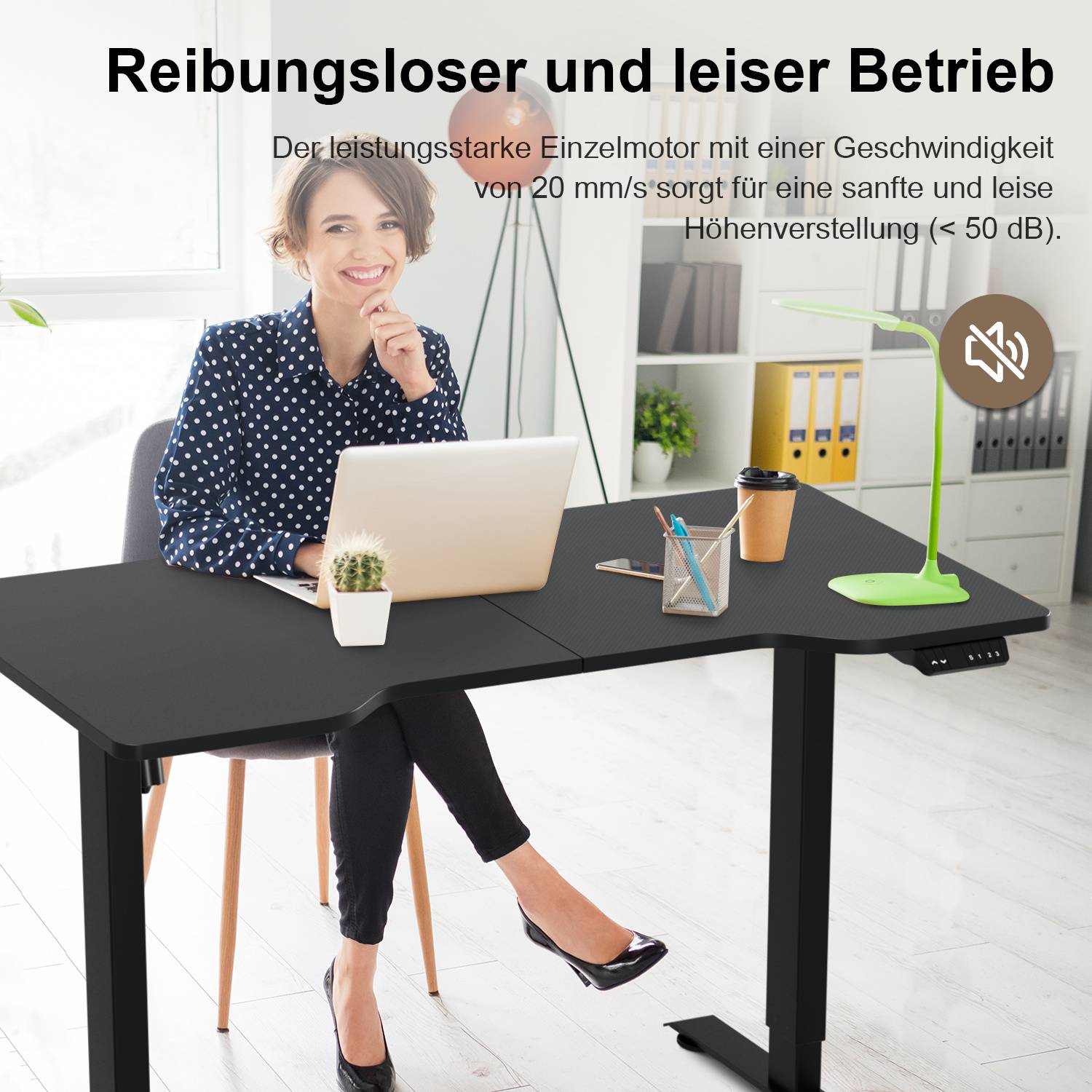 Lächelnde Frau arbeitet an einem Laptop auf einem höhenverstellbaren Schreibtisch; deutscher Text sagt ruhigen, sanften Betrieb mit schneller elektrischer Verstellung.