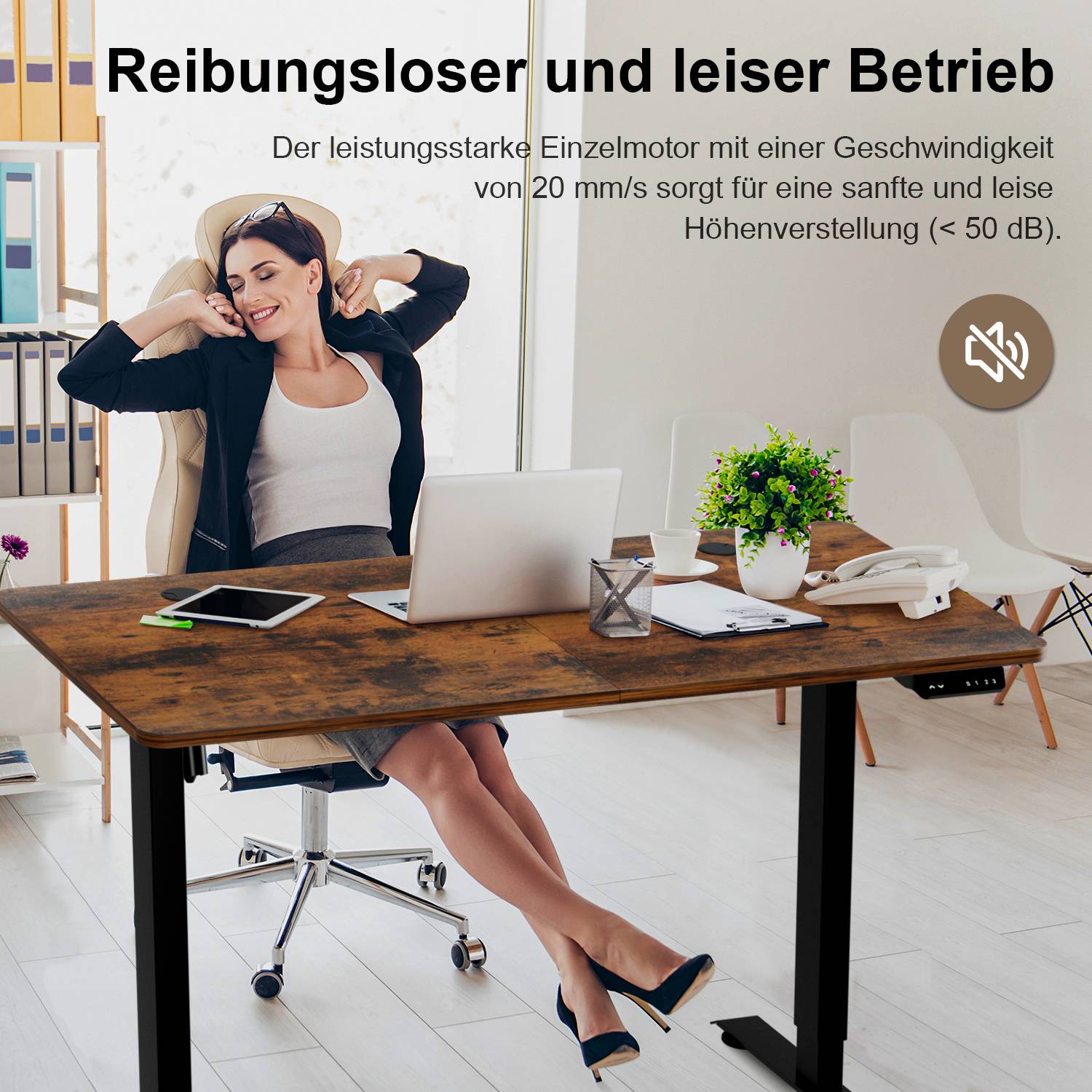Eine Frau entspannt sich in einem Bürostuhl an einem Schreibtisch, lächelt, mit einem Symbol, das leisen Betrieb anzeigt. Der Text beschreibt einen Schreibtisch-Motor mit sanftem und geräuscharmem Lauf.