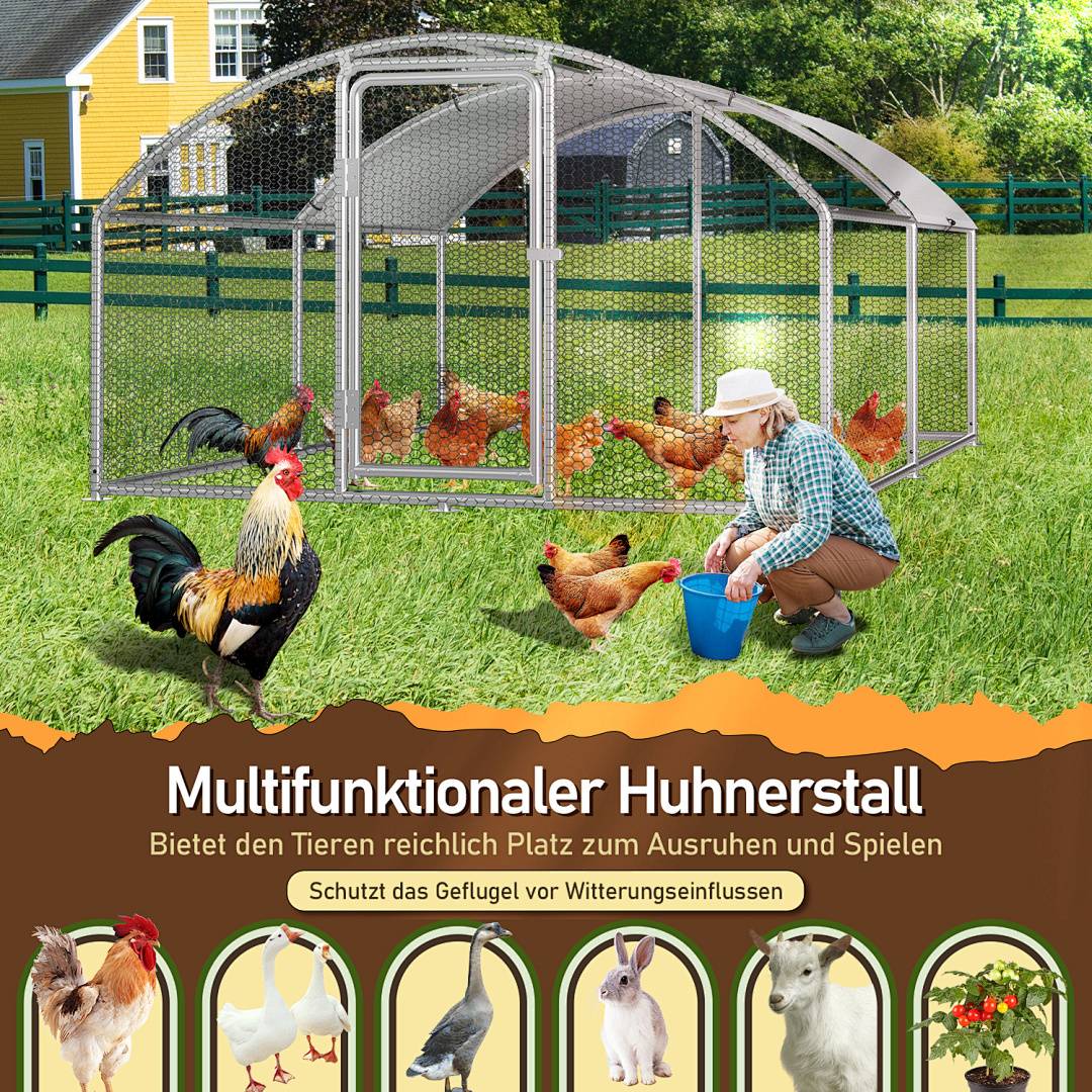 Eine Person, die Hühner in einem multifunktionalen Hühnerstall auf einer Rasenfläche füttert. Zwei Häuser sind im Hintergrund sichtbar.