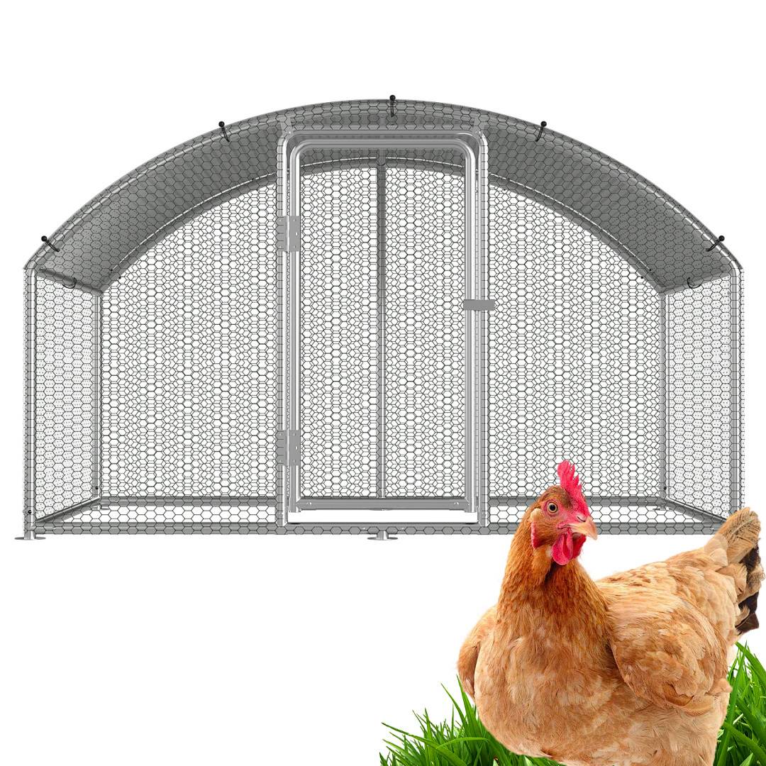 Ein braunes Huhn steht vor einem großen Metallzaun-Gehege mit einem gewölbten Dach und einer geschlossenen Tür, das auf grünem Gras steht.