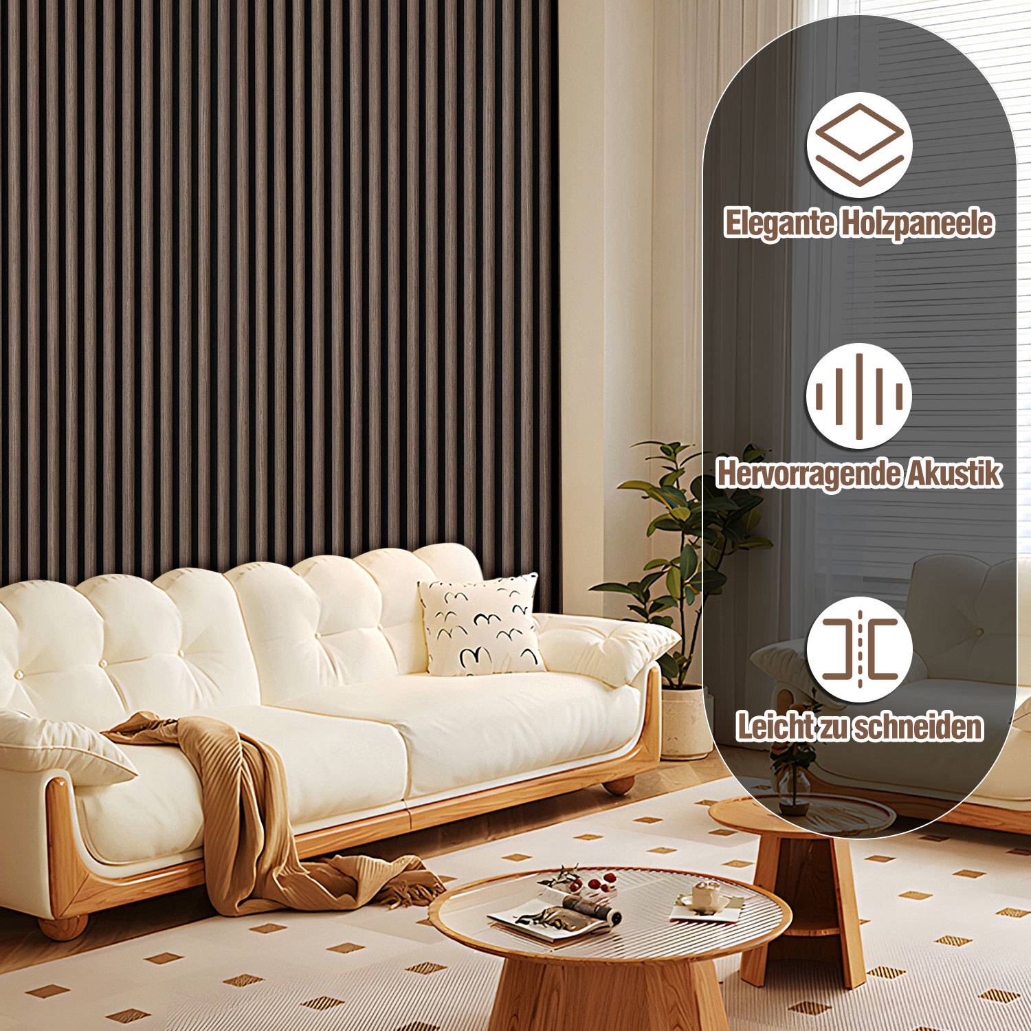 Ein moderner Wohnraum mit einem weißen Sofa vor einer Holzvertäfelung. Texthervorhebungen: 'Elegante Holzpaneele', 'Hervorragende Akustik', 'Leicht zu schneiden'.