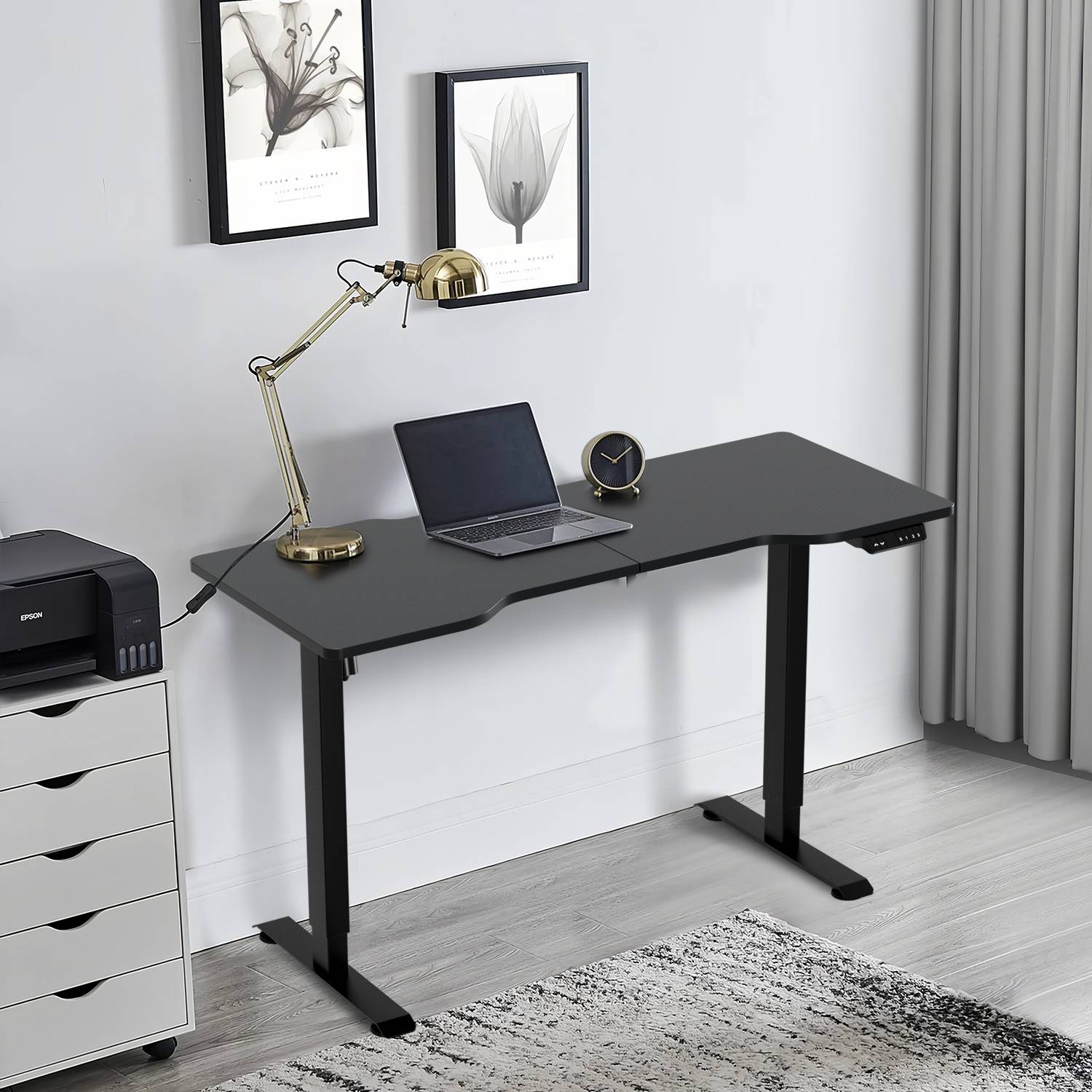 Ein modernes Home-Office-Setup zeigt einen schwarzen Schreibtisch mit einer verstellbaren Lampe, einem geschlossenen Laptop, einem Stiftehalter und gerahmter Wandkunst.