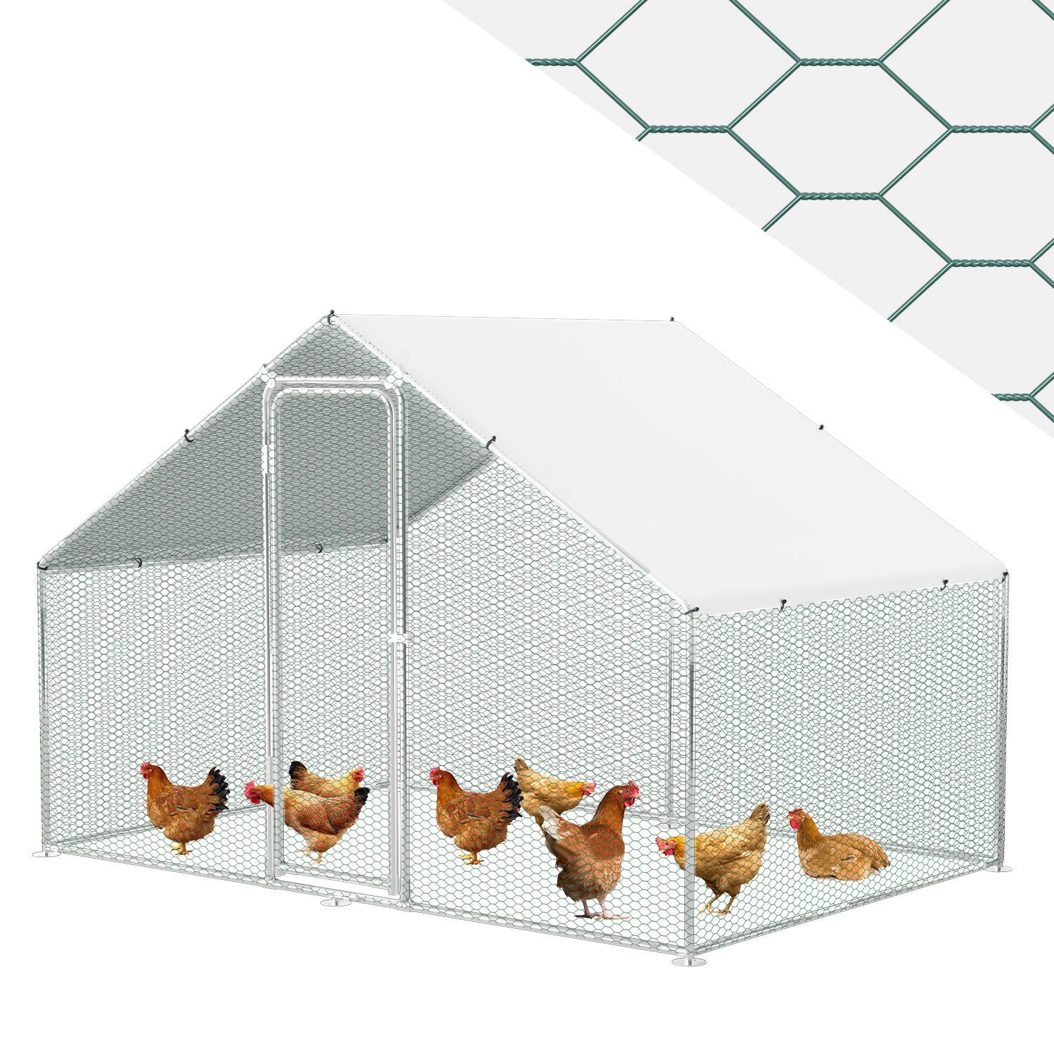 Ein Hühnerstall aus Drahtgeflecht mit einem spitzen Dach beherbergt mehrere Hühner. Der Stall bietet eine sichere Umfriedung und zeigt Details des Drahtgeflechts.