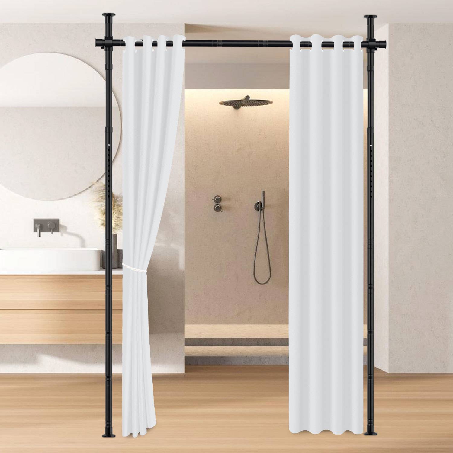 Modernes Badezimmer mit einem weißen Duschvorhang an einer schwarzen Stange, einem runden Spiegel, einem Holzwaschtisch mit einem Aufsatzbecken und einer Regenduschbrause.