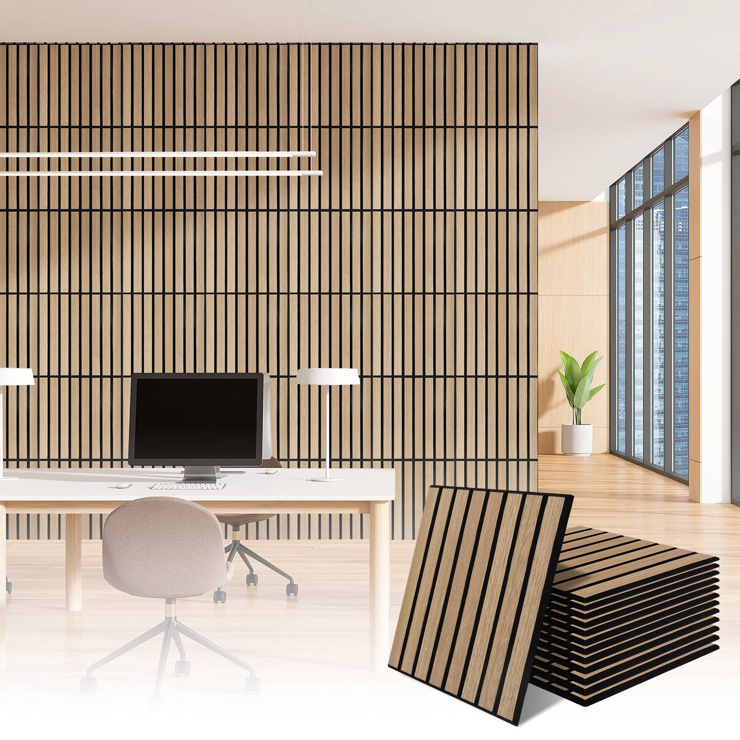 Ein Büro mit einer Holzlamellenwand, einem modernen Schreibtisch, Computer und Stuhl. Sonnendurchfluteter Raum mit großen Fenstern und einer Topfpflanze in der Ecke.