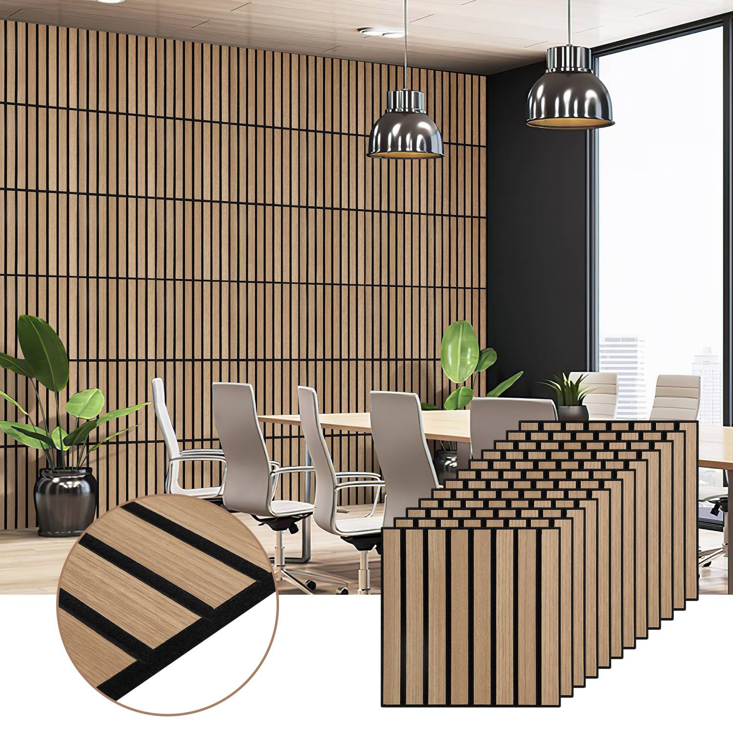 Ein moderner Konferenzraum mit einer Holzlamellenwand, einem großen Fenster und einem Tisch, der von Stühlen umgeben ist. Zwei hängende Lampen und Topfpflanzen vervollständigen die Dekoration.