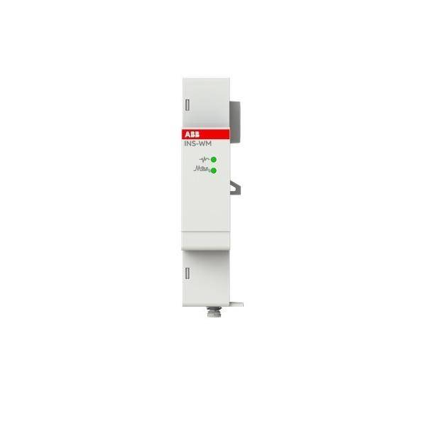 Weißes ABB INS-WM Industrie-Elektromodul vertikal montiert, mit rotem ABB-Etikett und zwei grünen Kontrollleuchten auf neutralem Hintergrund.