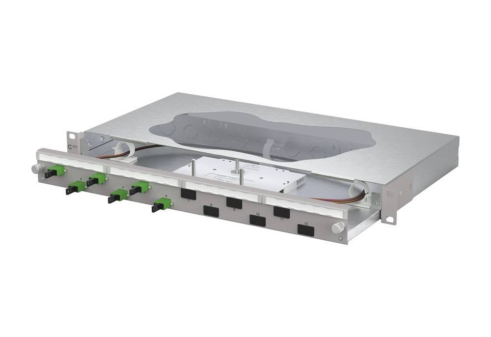 Ein Metall-Rack-Einschub-Glasfaser-Patchpanel mit mehreren grünen und schwarzen Anschlüssen und beschrifteten Ports, konzipiert für Netzwerkmanagement.