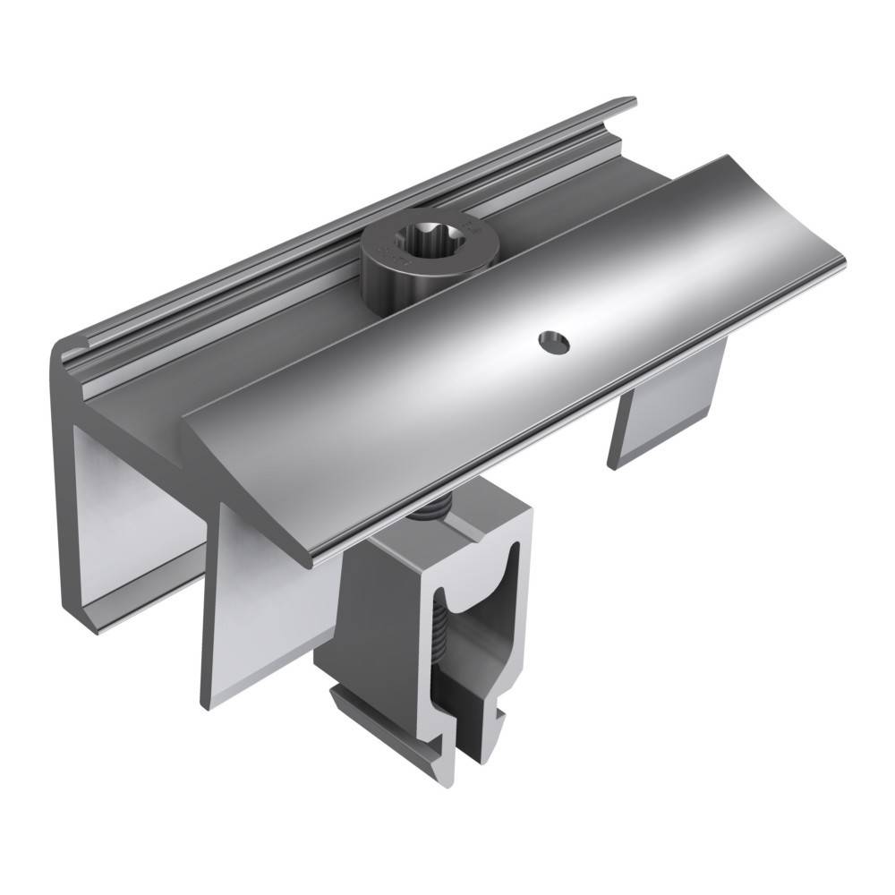 Metallische Solarpanel-Montagehalterung mit detaillierter Seitenansicht und einem Klemmmechanismus zum Anbringen von Solarpanels an einem Schienensystem.