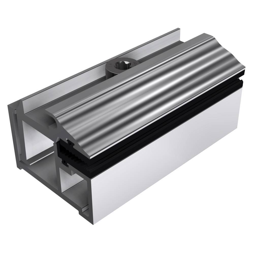 Aluminium-Extrusionsprofil mit gerillter Oberfläche und inneren Kanälen, verwendet zur strukturellen Unterstützung oder als Rahmenelement im Bauwesen.