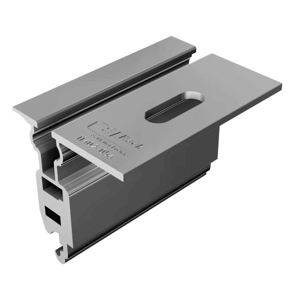 Markenprofilteil von 'Alu-Park' aus Metall mit Nut, mit gerillten Abschnitten zur Montage, aus einem Blickwinkel vor einem weißen Hintergrund betrachtet.