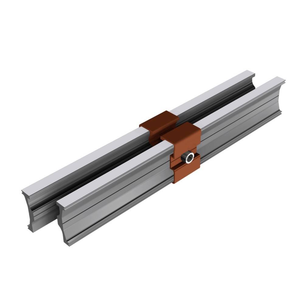 Eine silberne Metallschiene mit Extrusionsstruktur, die in der Mitte durch eine braune Halterung verbunden ist, aus einem Winkel gegen einen weißen Hintergrund betrachtet.