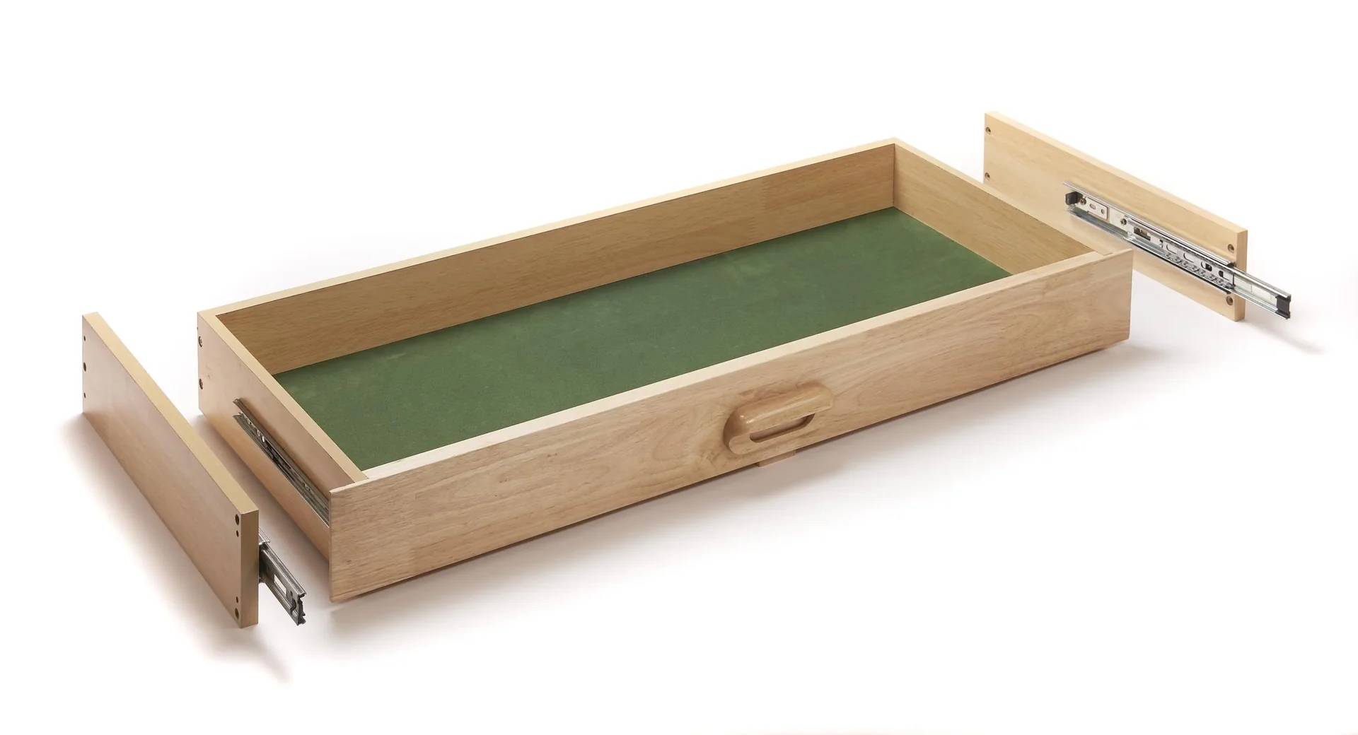 Eine Holzschublade mit grünem Filzinnenleben und einem mittig gelegenen Griff liegt offen und leer.