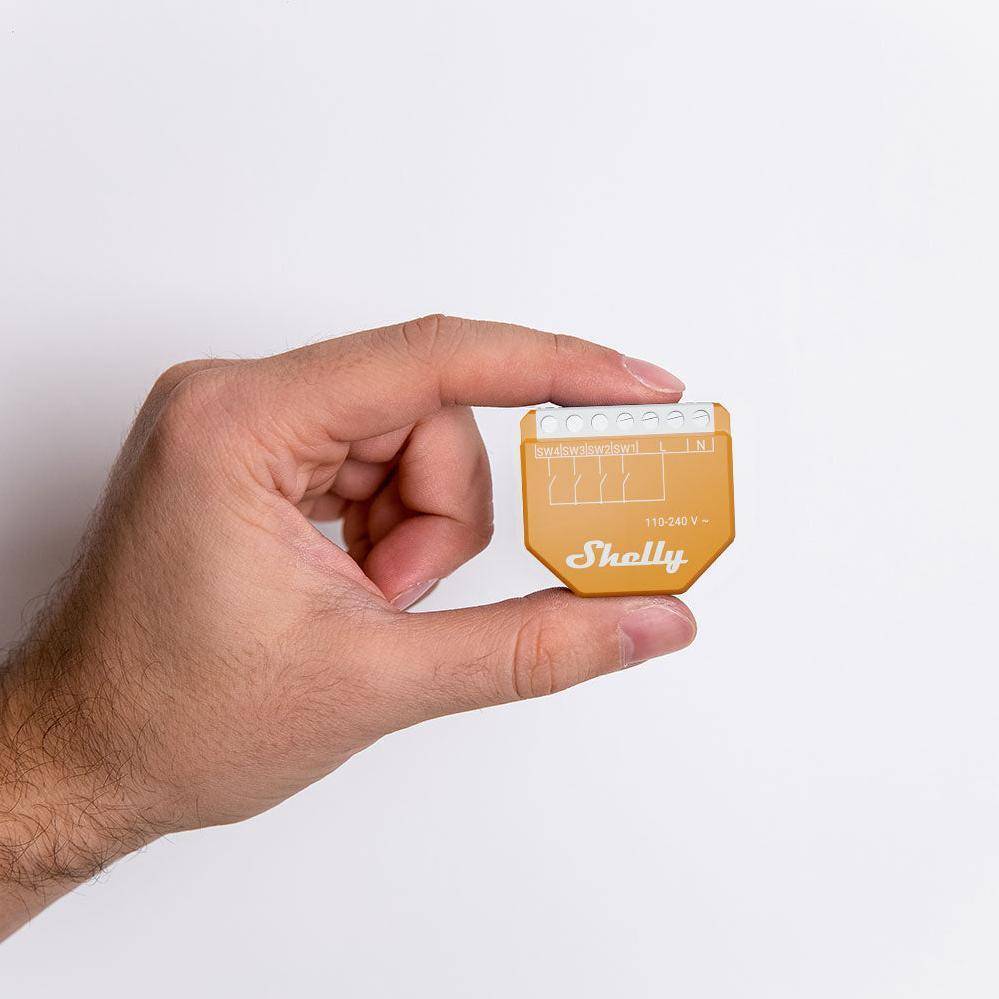 Eine Hand, die ein kleines orangefarbenes Gerät mit der Aufschrift 