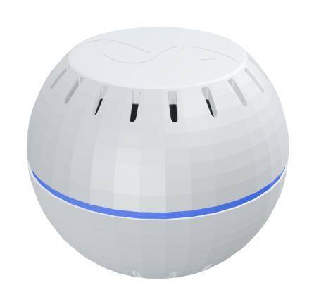 Ein runder weißer Luftreiniger mit vertikalen Schlitzen und einem blauen LED-Band um seine Mitte, vor einem einfarbigen Hintergrund.