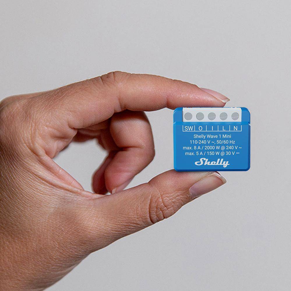 Eine Hand, die ein kleines blaues und weißes Gerät mit der Aufschrift 