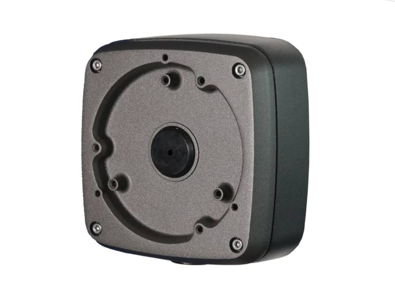 Nahaufnahme einer quadratischen schwarzen Sicherheitskamera oder eines Sensors mit einer zentralen Linse, dargestellt vor einem einfachen schwarzen Hintergrund.